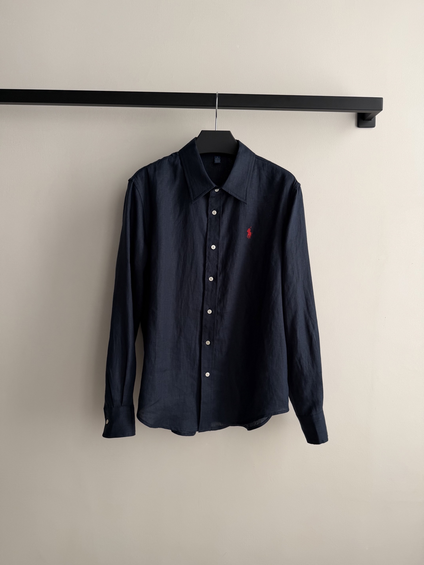 拉夫劳伦🆕亚麻衬衫，100%亚麻材质，透气舒适，春夏穿超合适！经典纽扣领+小马刺绣，品牌感满满✨。宽松版