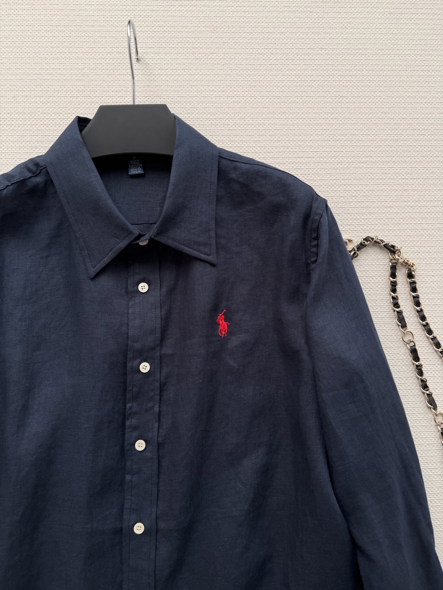 拉夫劳伦🆕亚麻衬衫，100%亚麻材质，透气舒适，春夏穿超合适！经典纽扣领+小马刺绣，品牌感满满✨。宽松版