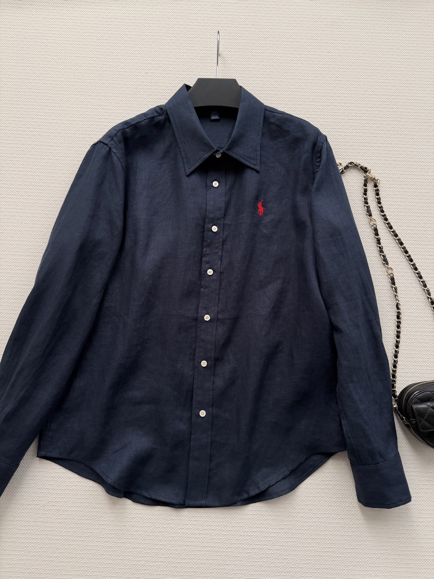 拉夫劳伦🆕亚麻衬衫，100%亚麻材质，透气舒适，春夏穿超合适！经典纽扣领+小马刺绣，品牌感满满✨。宽松版