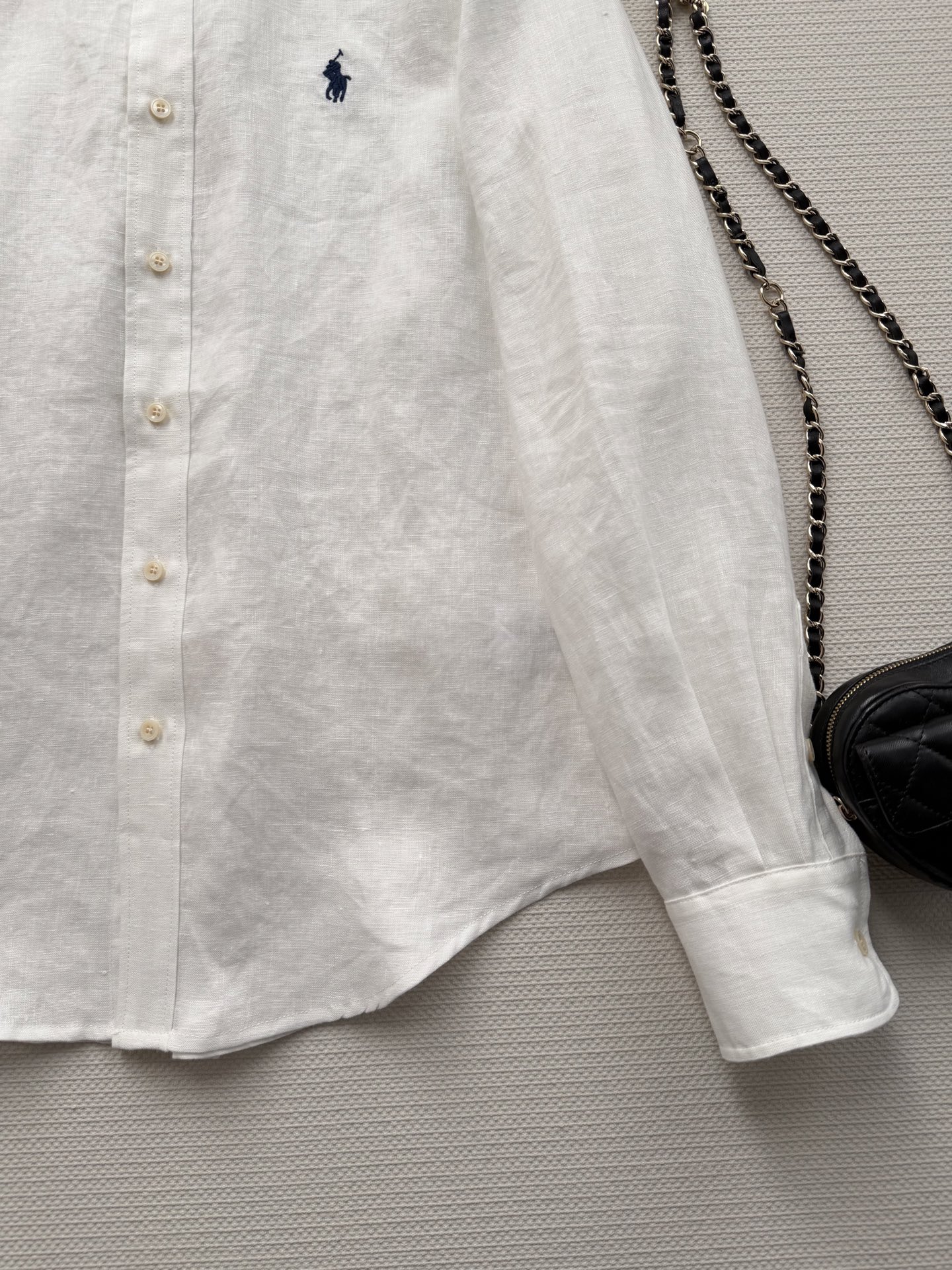 拉夫劳伦🆕亚麻衬衫，100%亚麻材质，透气舒适，春夏穿超合适！经典纽扣领+小马刺绣，品牌感满满✨。宽松版