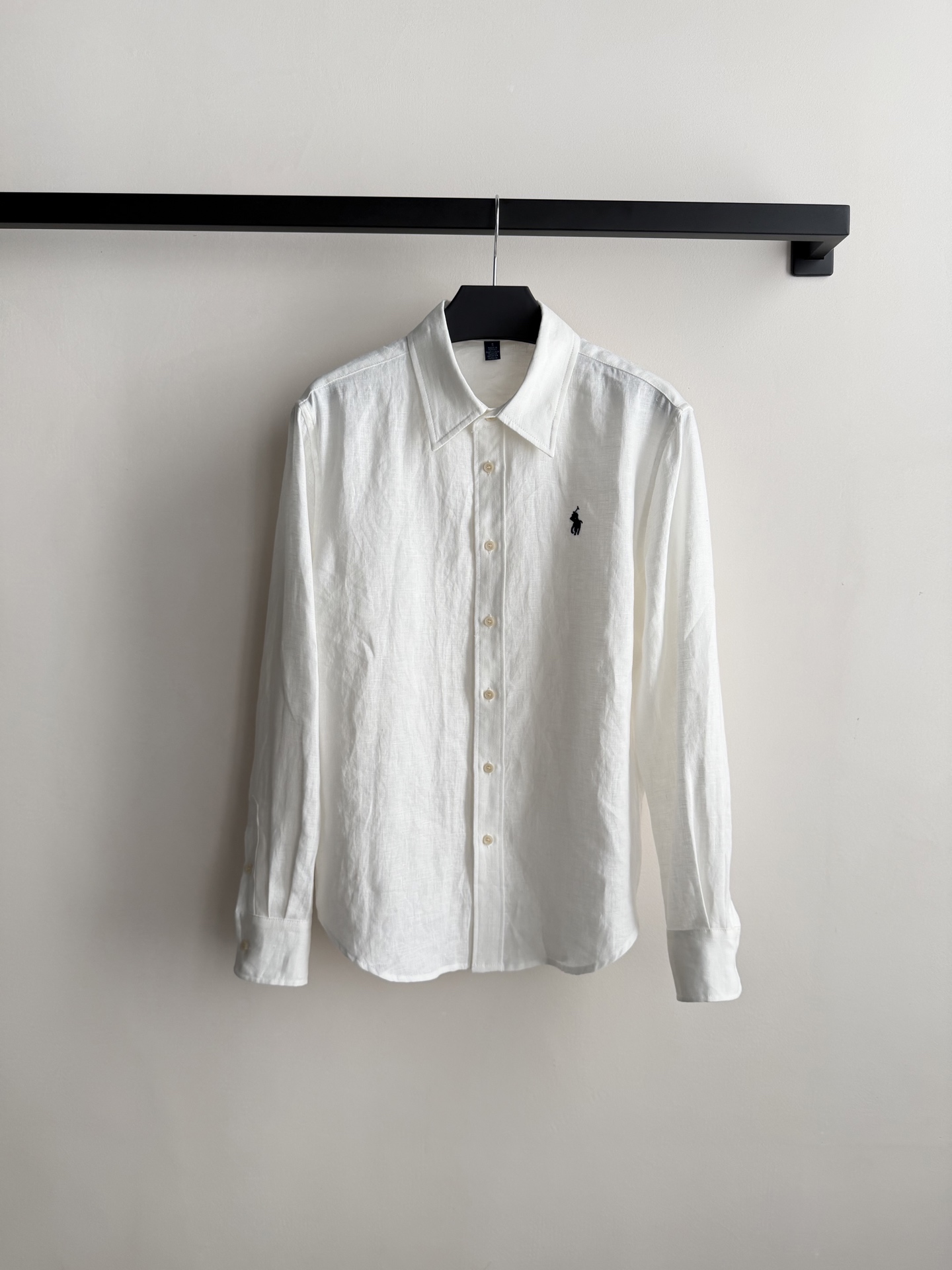 拉夫劳伦🆕亚麻衬衫，100%亚麻材质，透气舒适，春夏穿超合适！经典纽扣领+小马刺绣，品牌感满满✨。宽松版