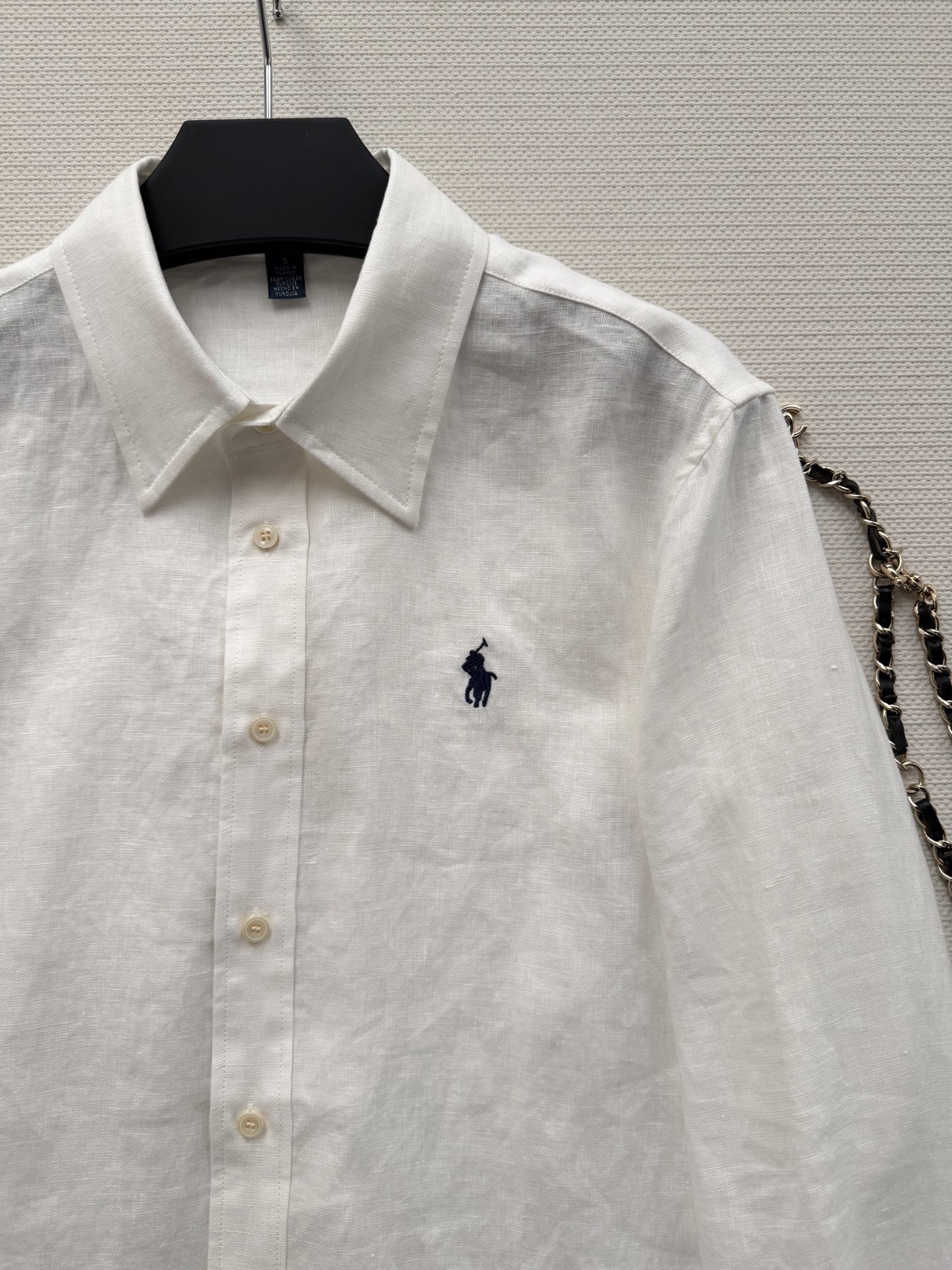 拉夫劳伦🆕亚麻衬衫，100%亚麻材质，透气舒适，春夏穿超合适！经典纽扣领+小马刺绣，品牌感满满✨。宽松版