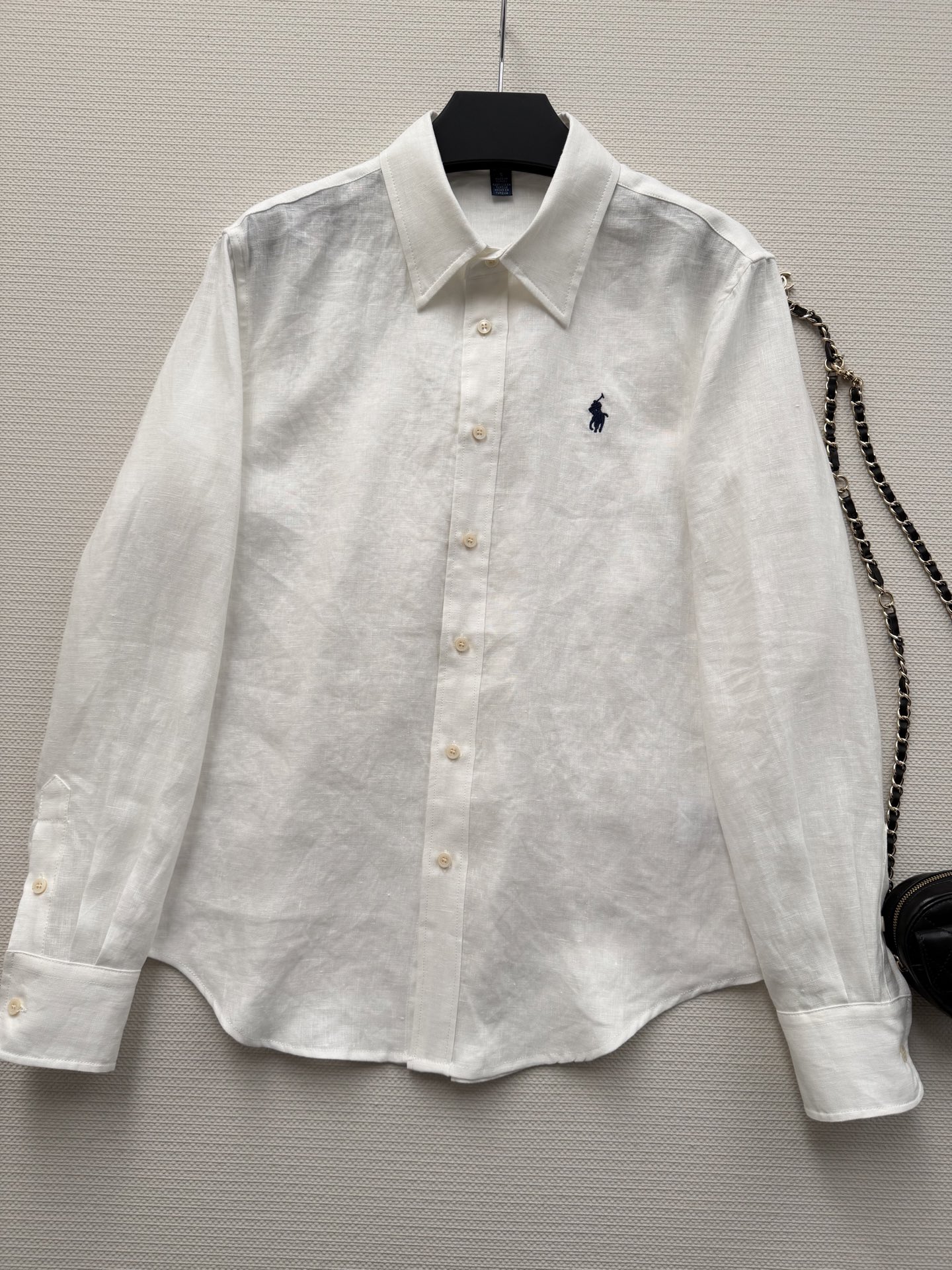 拉夫劳伦🆕亚麻衬衫，100%亚麻材质，透气舒适，春夏穿超合适！经典纽扣领+小马刺绣，品牌感满满✨。宽松版