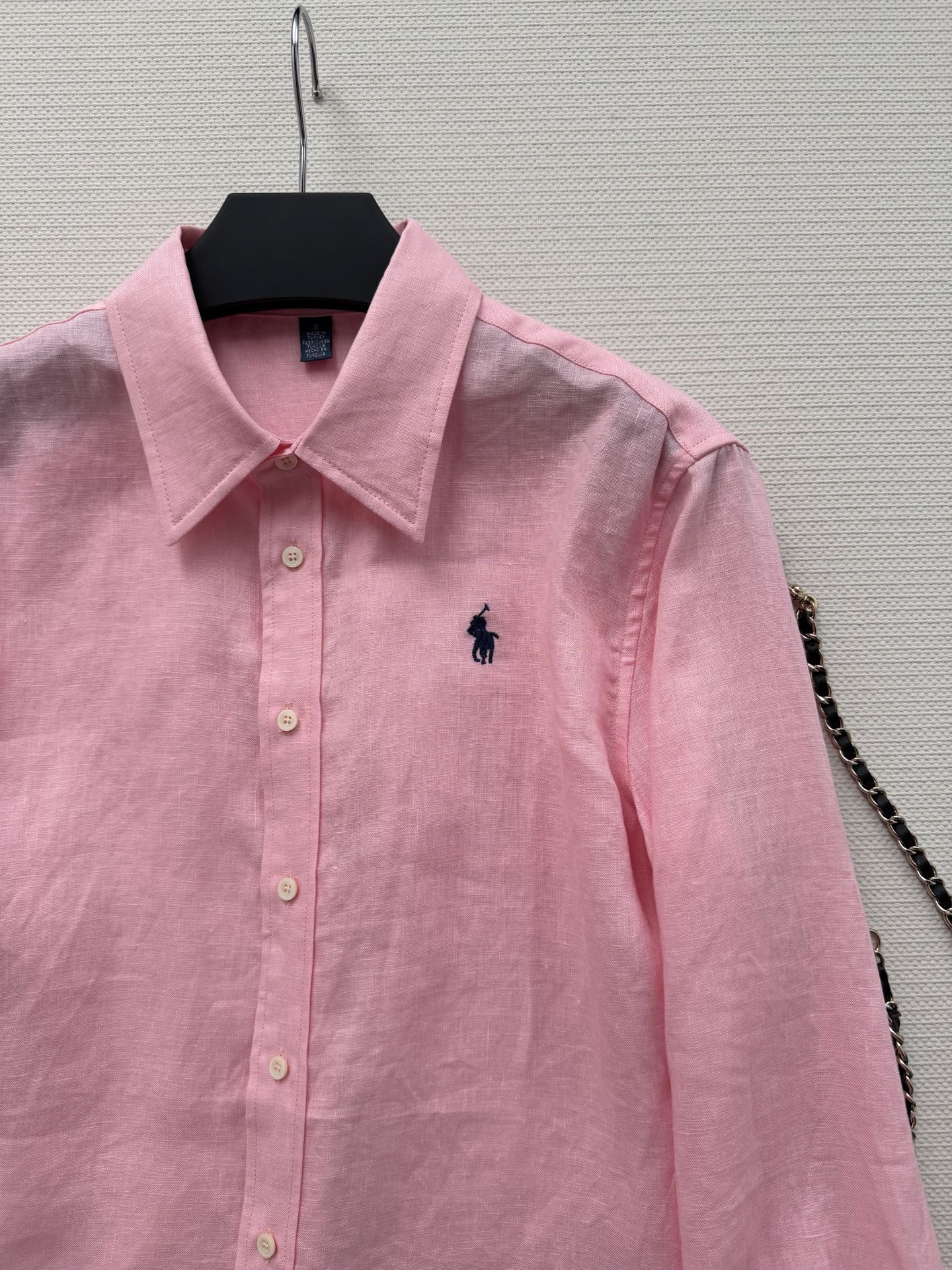 拉夫劳伦🆕亚麻衬衫，100%亚麻材质，透气舒适，春夏穿超合适！经典纽扣领+小马刺绣，品牌感满满✨。宽松版