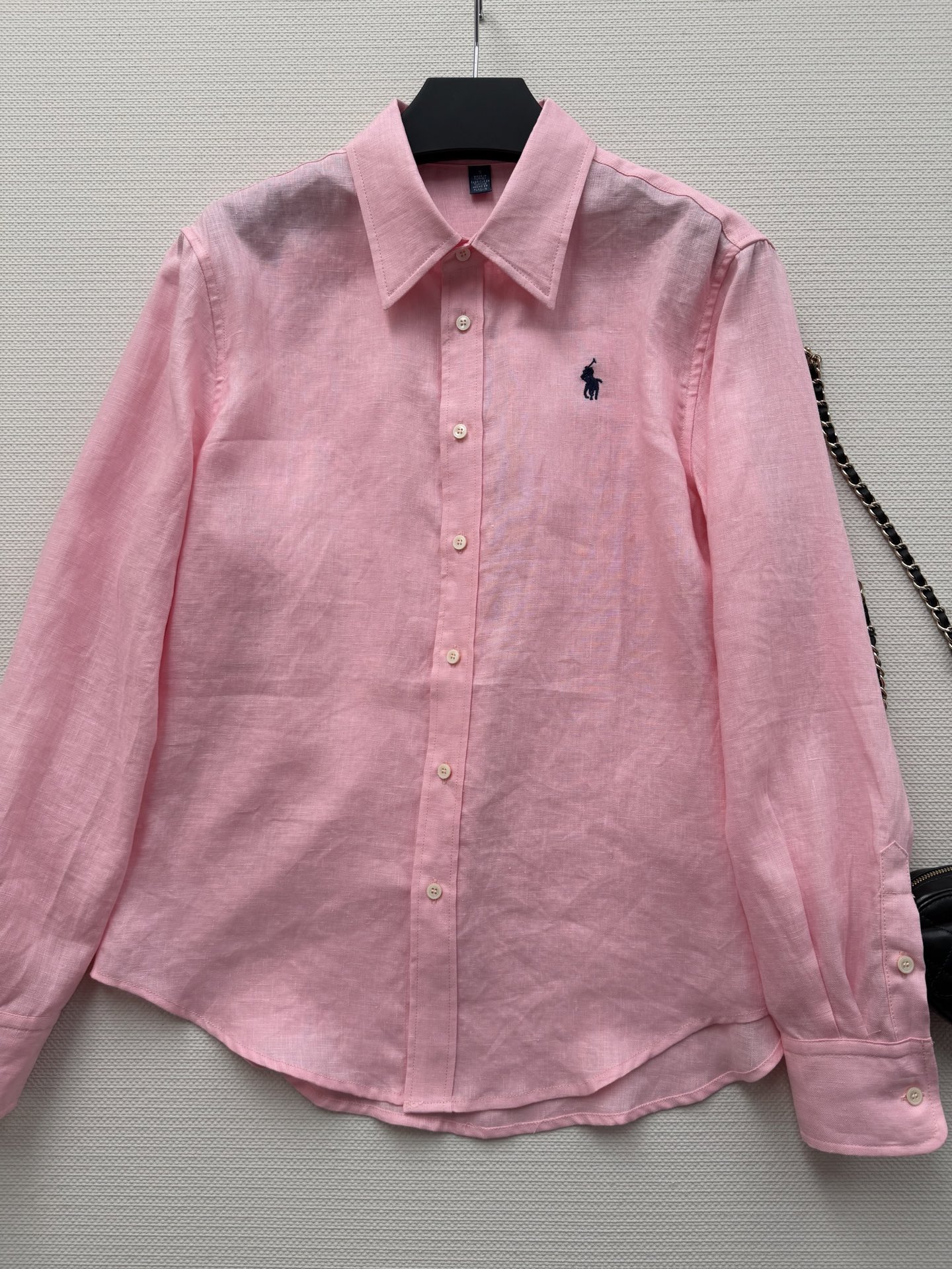 拉夫劳伦🆕亚麻衬衫，100%亚麻材质，透气舒适，春夏穿超合适！经典纽扣领+小马刺绣，品牌感满满✨。宽松版