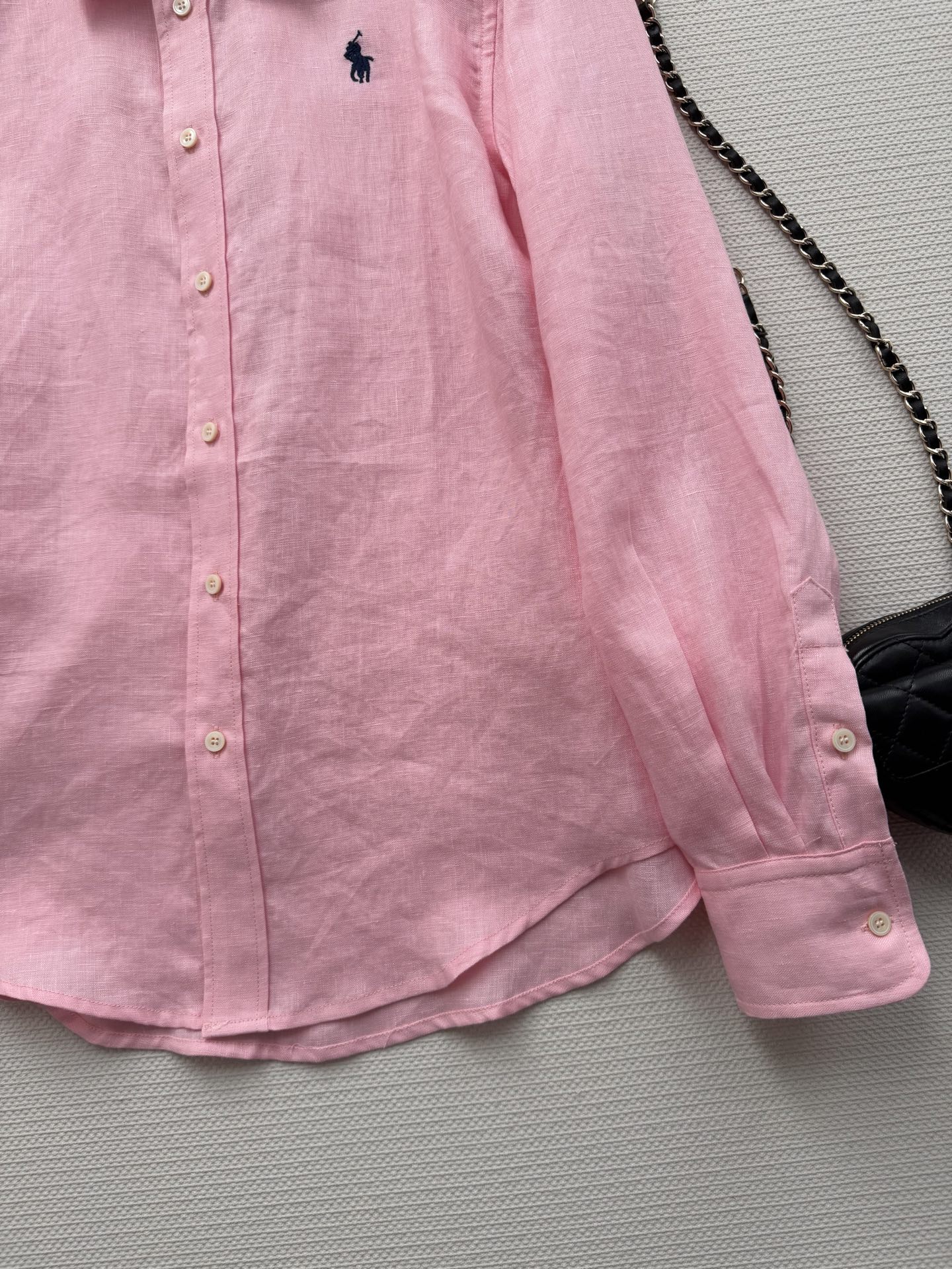 拉夫劳伦🆕亚麻衬衫，100%亚麻材质，透气舒适，春夏穿超合适！经典纽扣领+小马刺绣，品牌感满满✨。宽松版