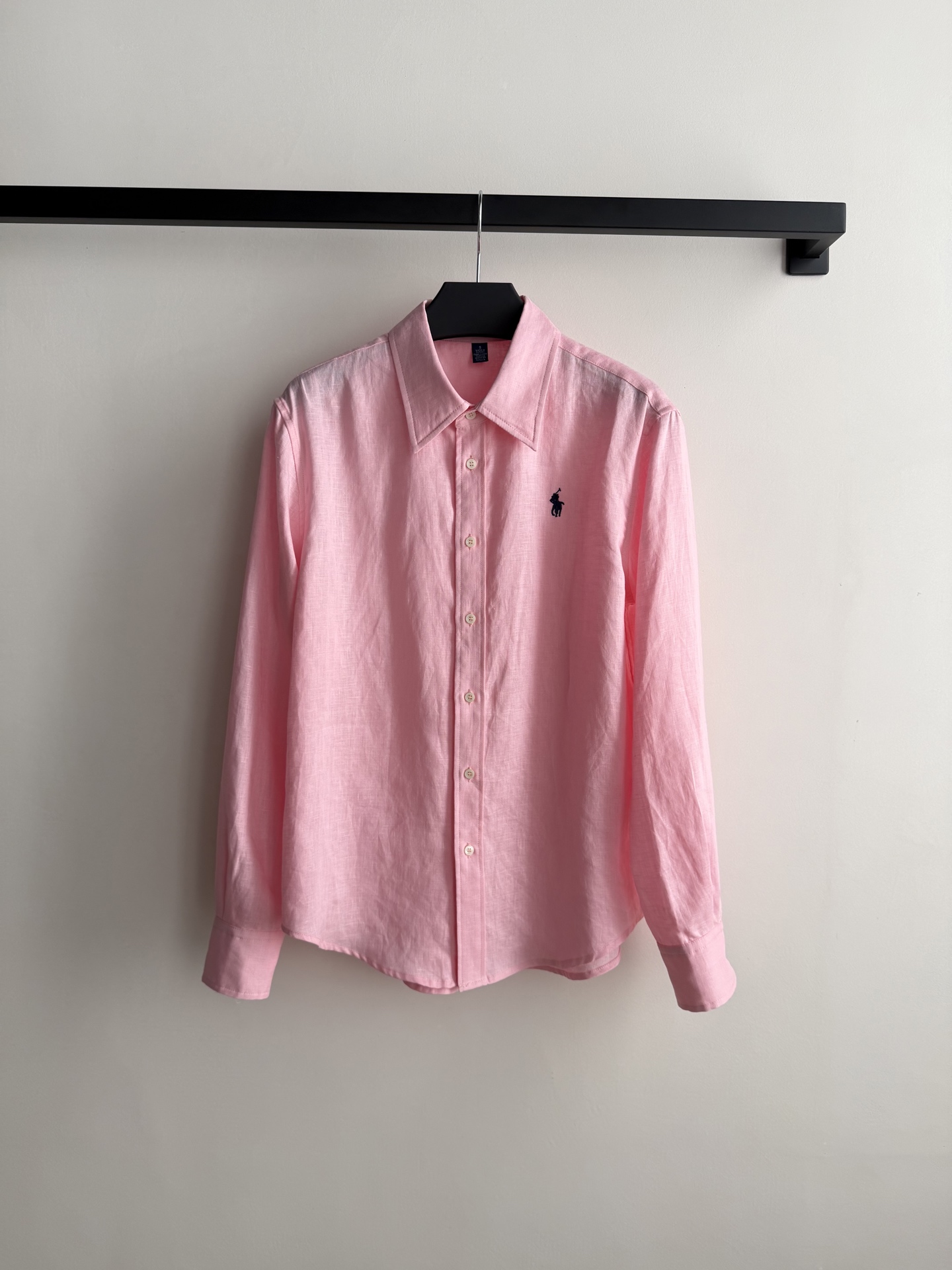 拉夫劳伦🆕亚麻衬衫，100%亚麻材质，透气舒适，春夏穿超合适！经典纽扣领+小马刺绣，品牌感满满✨。宽松版