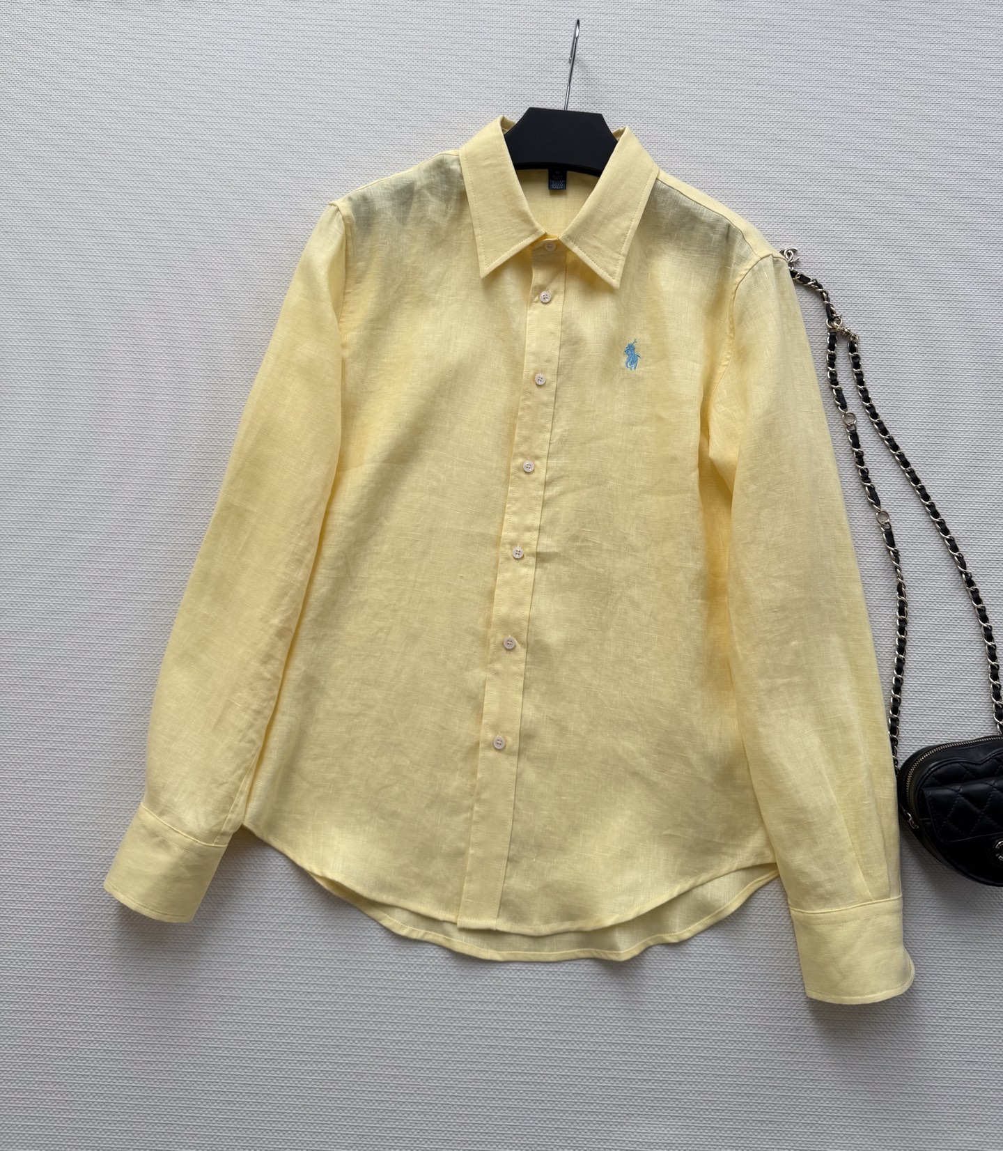 拉夫劳伦🆕亚麻衬衫，100%亚麻材质，透气舒适，春夏穿超合适！经典纽扣领+小马刺绣，品牌感满满✨。宽松版