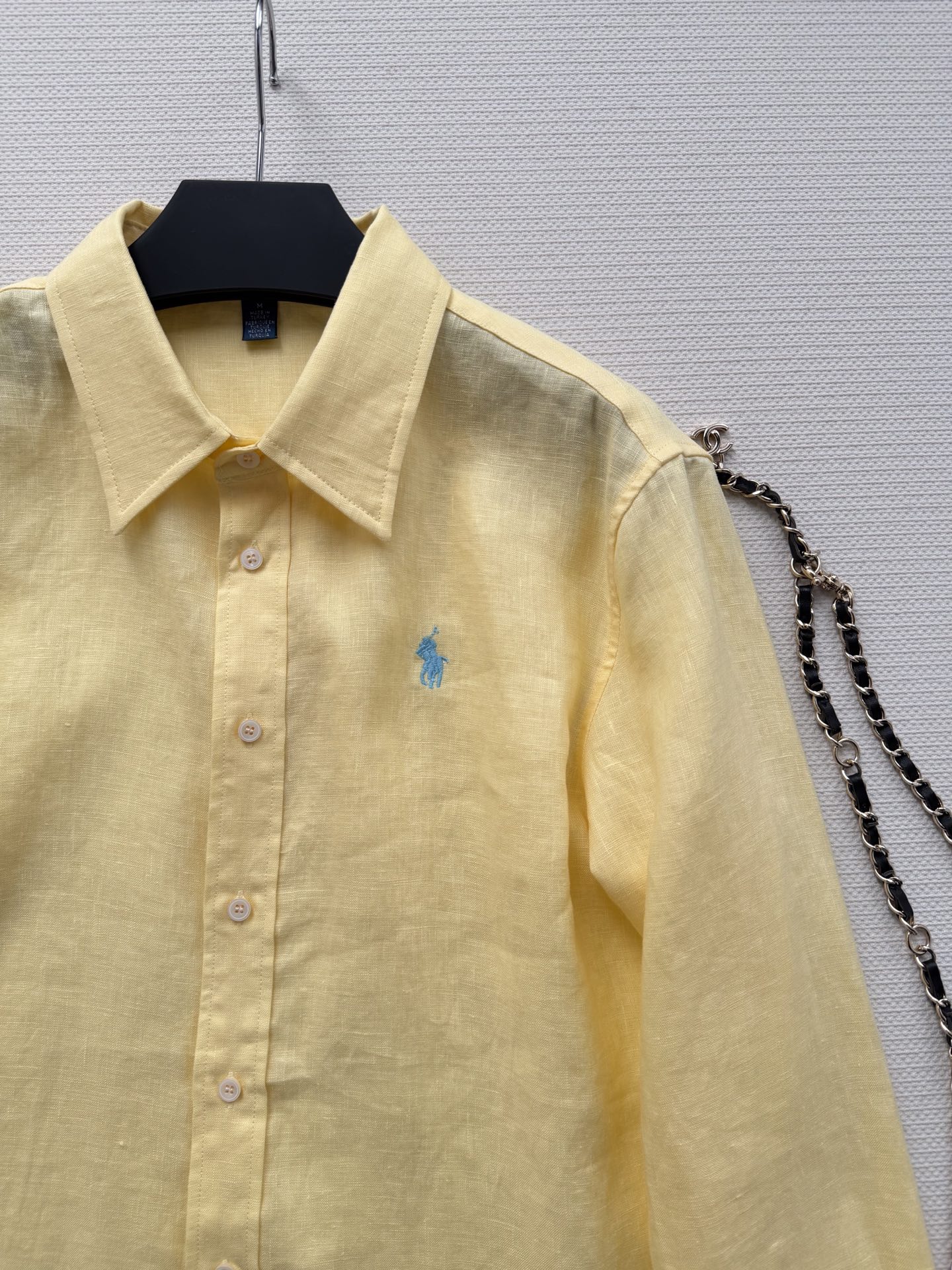 拉夫劳伦🆕亚麻衬衫，100%亚麻材质，透气舒适，春夏穿超合适！经典纽扣领+小马刺绣，品牌感满满✨。宽松版