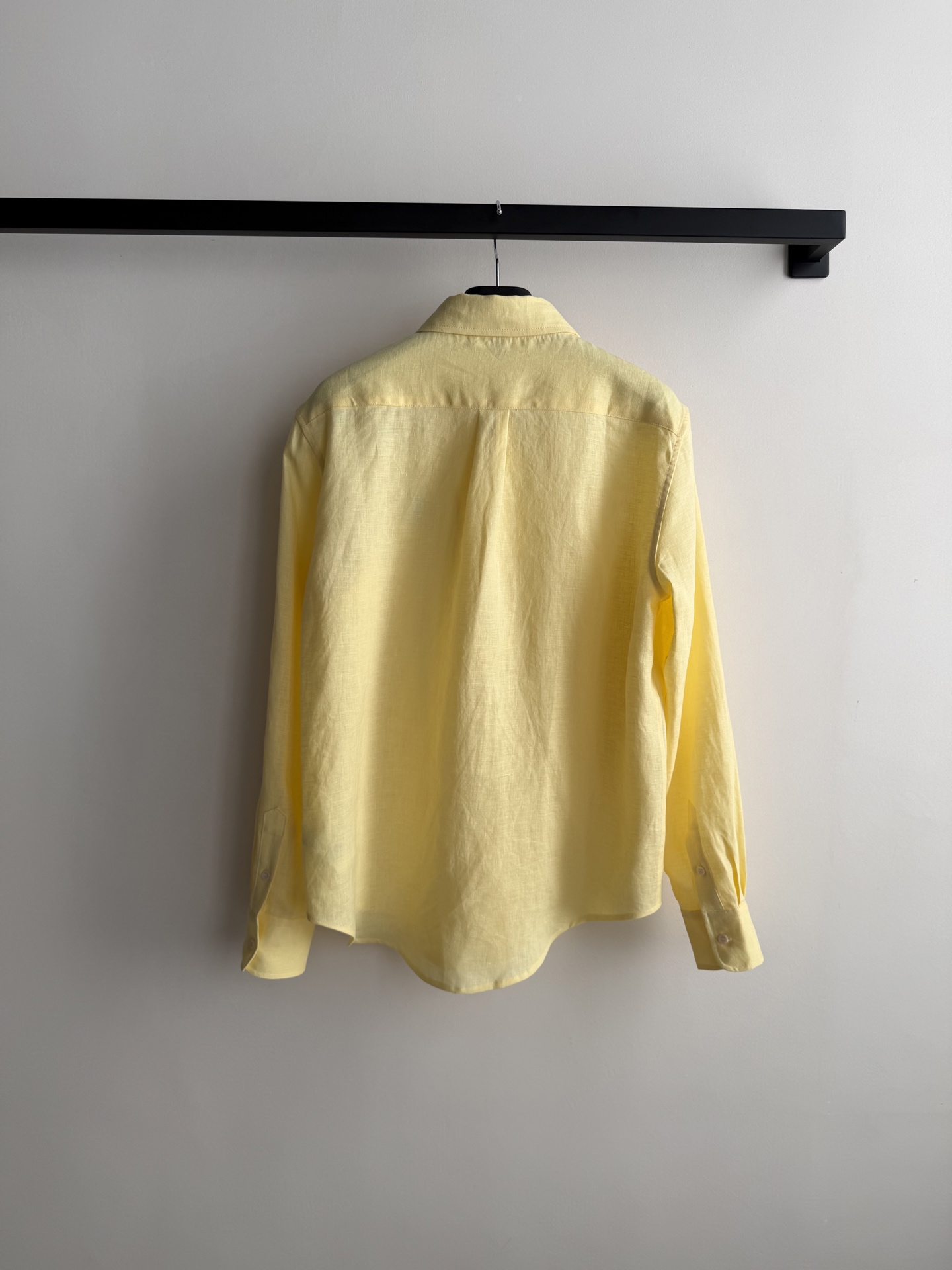 拉夫劳伦🆕亚麻衬衫，100%亚麻材质，透气舒适，春夏穿超合适！经典纽扣领+小马刺绣，品牌感满满✨。宽松版