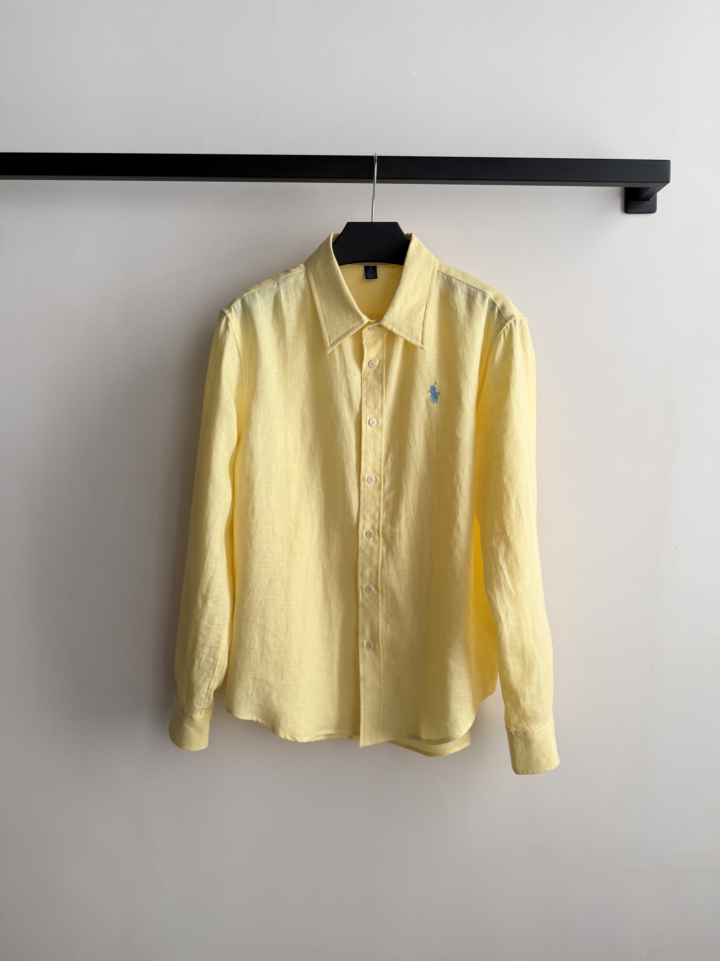 拉夫劳伦🆕亚麻衬衫，100%亚麻材质，透气舒适，春夏穿超合适！经典纽扣领+小马刺绣，品牌感满满✨。宽松版