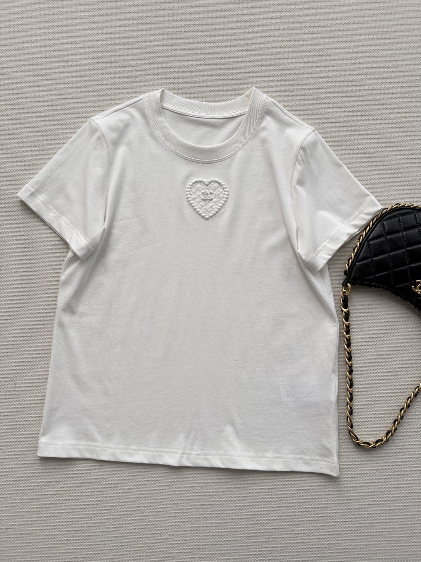 Chane*🆕小香立体爱心T：小香极简风单品，同色的爱心刺绣以立体肌理感打破单调，立体的爱心和双C做得水