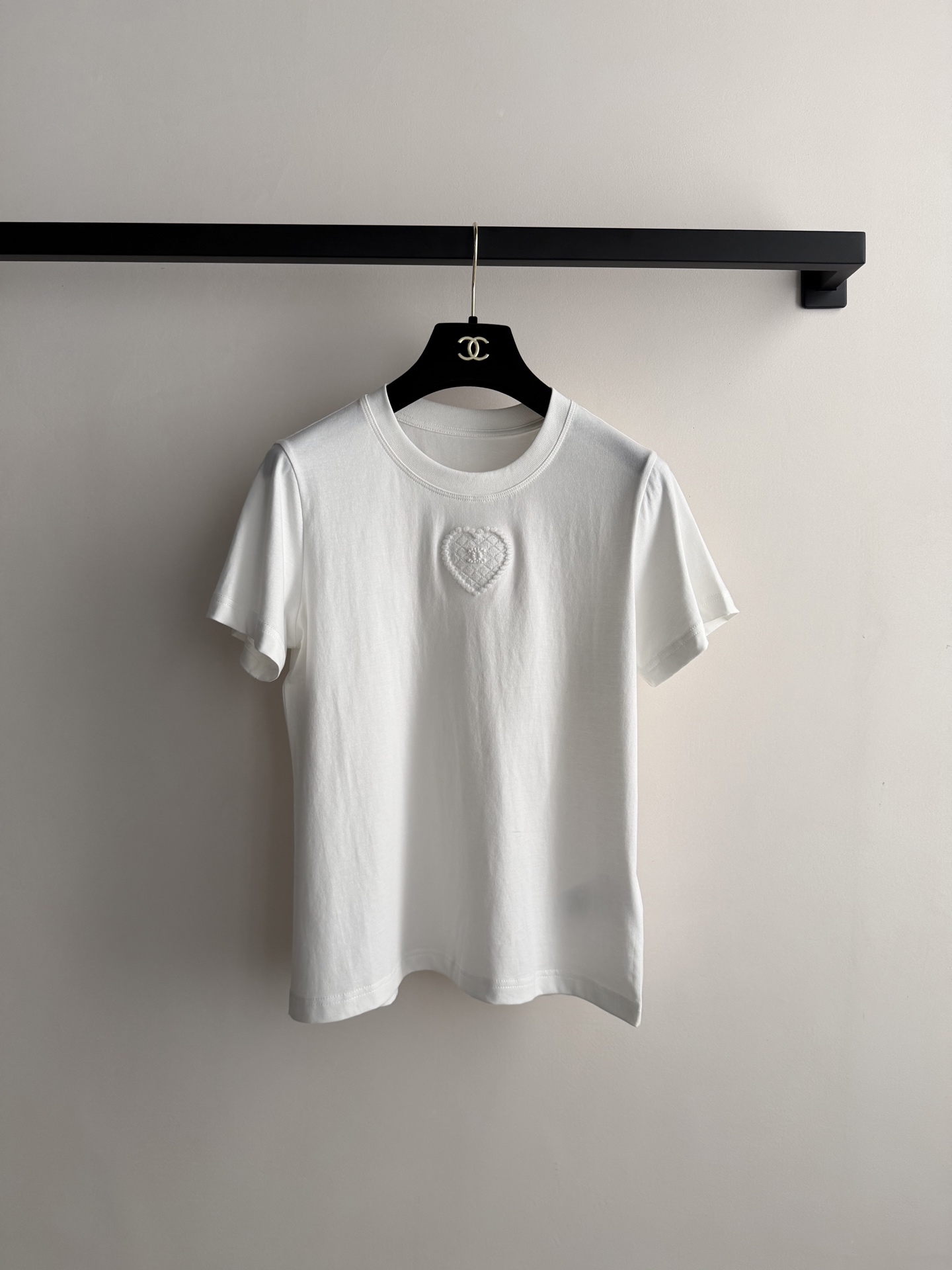 Chane*🆕小香立体爱心T：小香极简风单品，同色的爱心刺绣以立体肌理感打破单调，立体的爱心和双C做得水