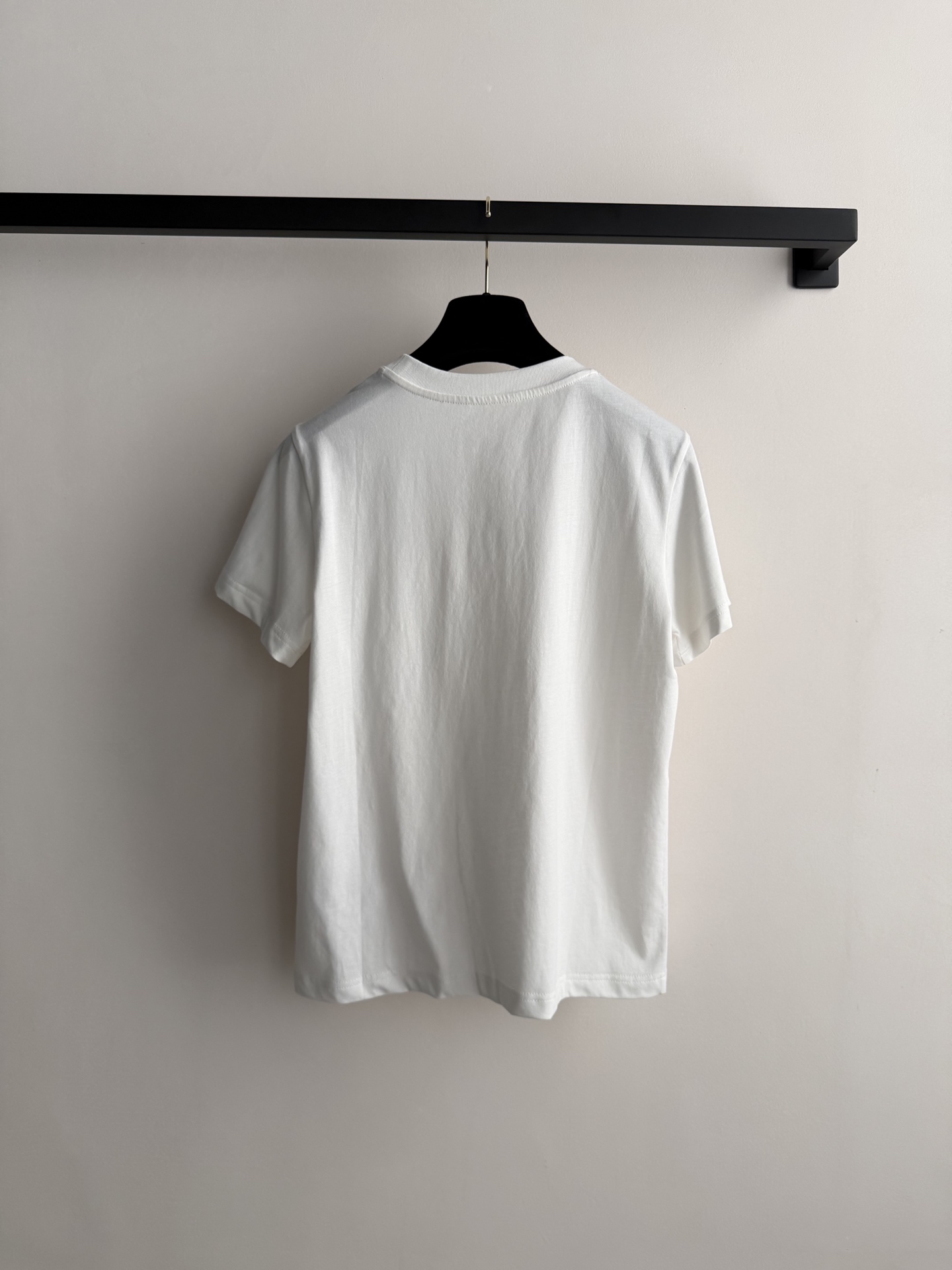 Chane*🆕小香立体爱心T：小香极简风单品，同色的爱心刺绣以立体肌理感打破单调，立体的爱心和双C做得水
