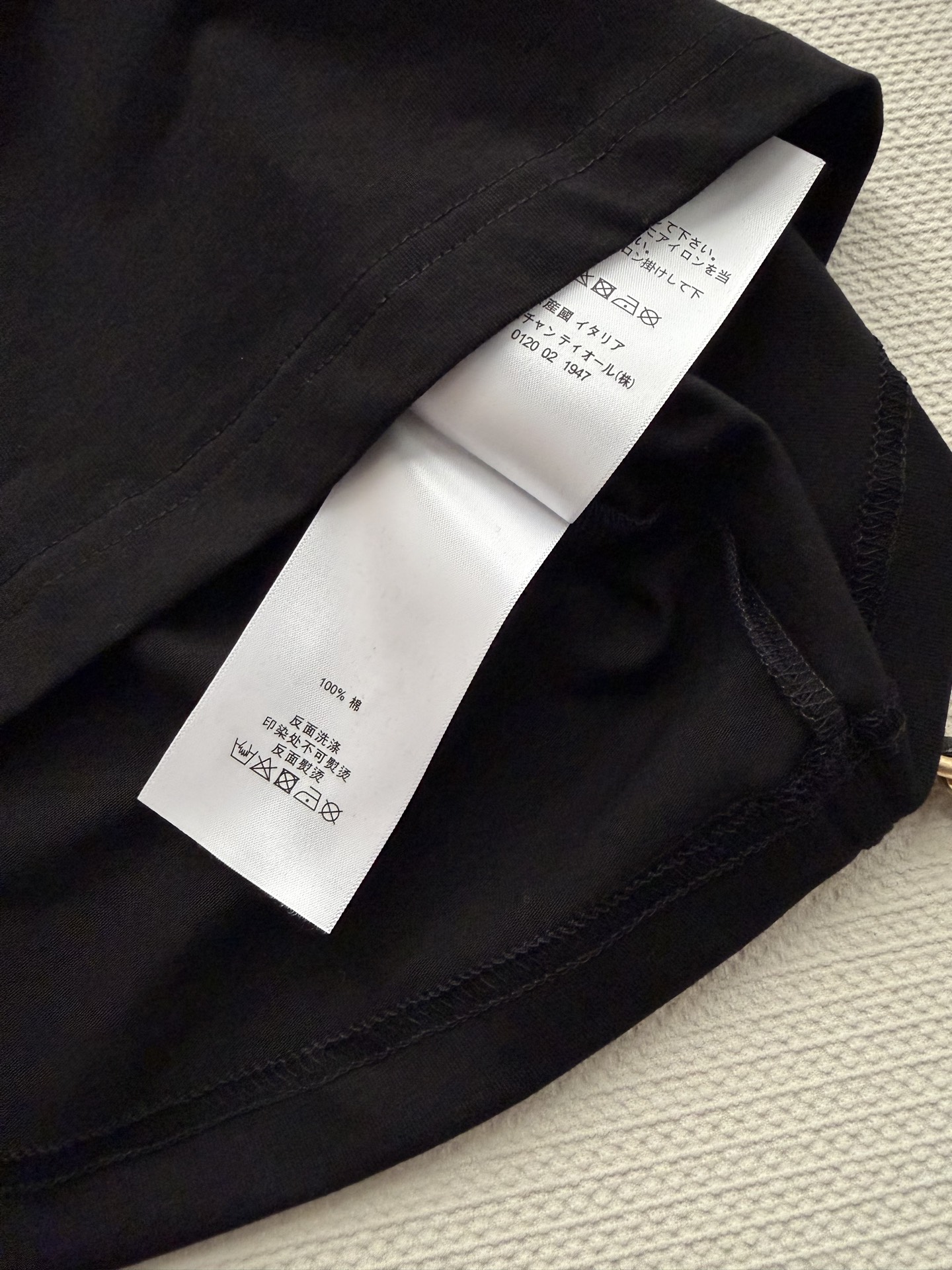 Chane*🆕小香立体爱心T：小香极简风单品，同色的爱心刺绣以立体肌理感打破单调，立体的爱心和双C做得水
