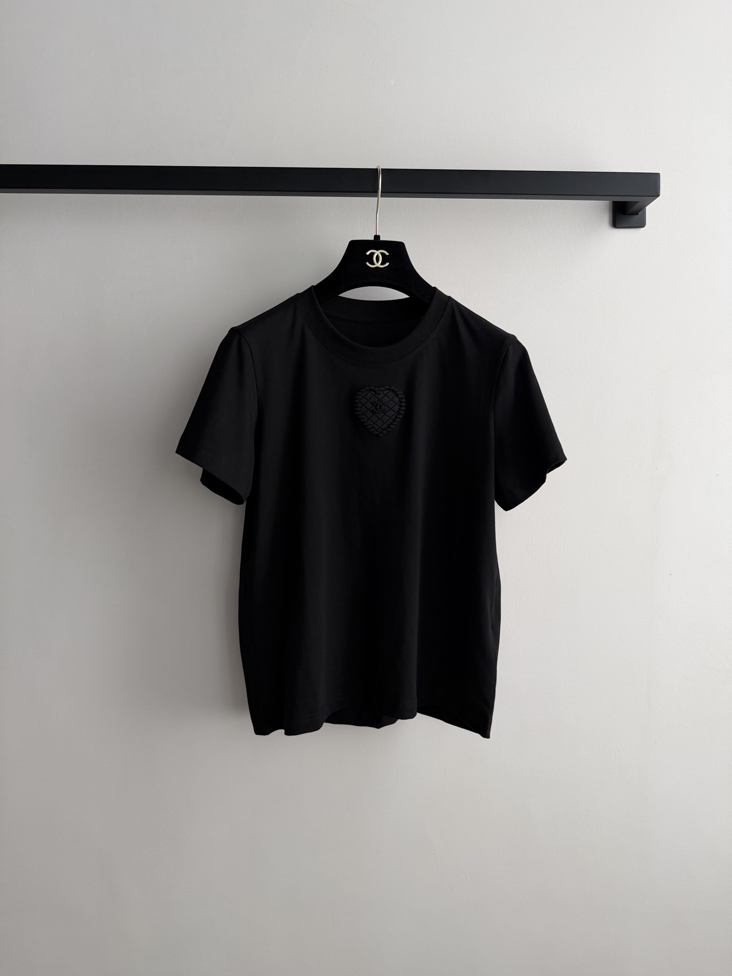 Chane*🆕小香立体爱心T：小香极简风单品，同色的爱心刺绣以立体肌理感打破单调，立体的爱心和双C做得水