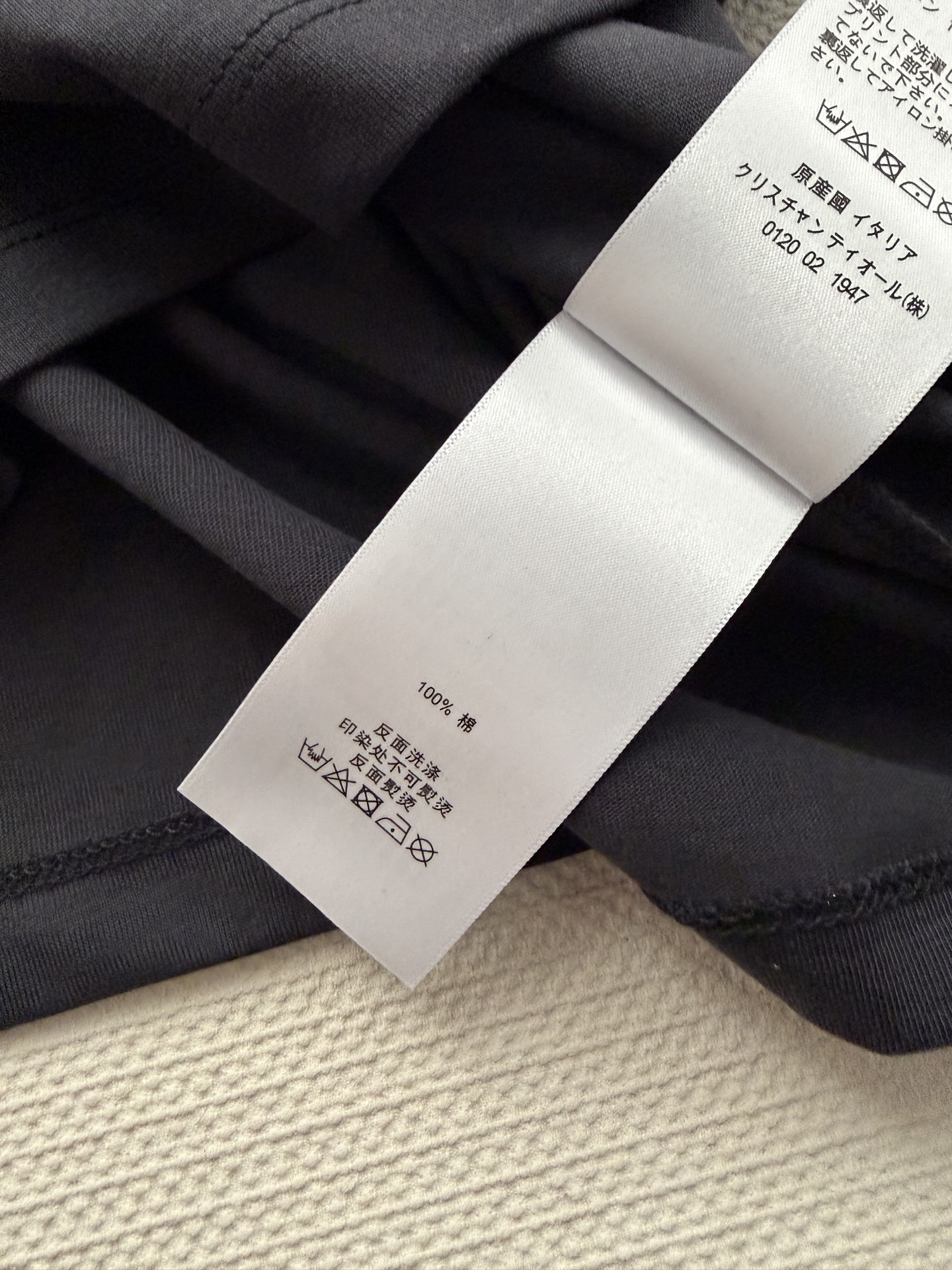 LoroPian*🆕爆款推荐——lp🌹刺绣徽章T：标志性徽章乱针刺绣很显高级，领口的特种W型针呼应刺绣，