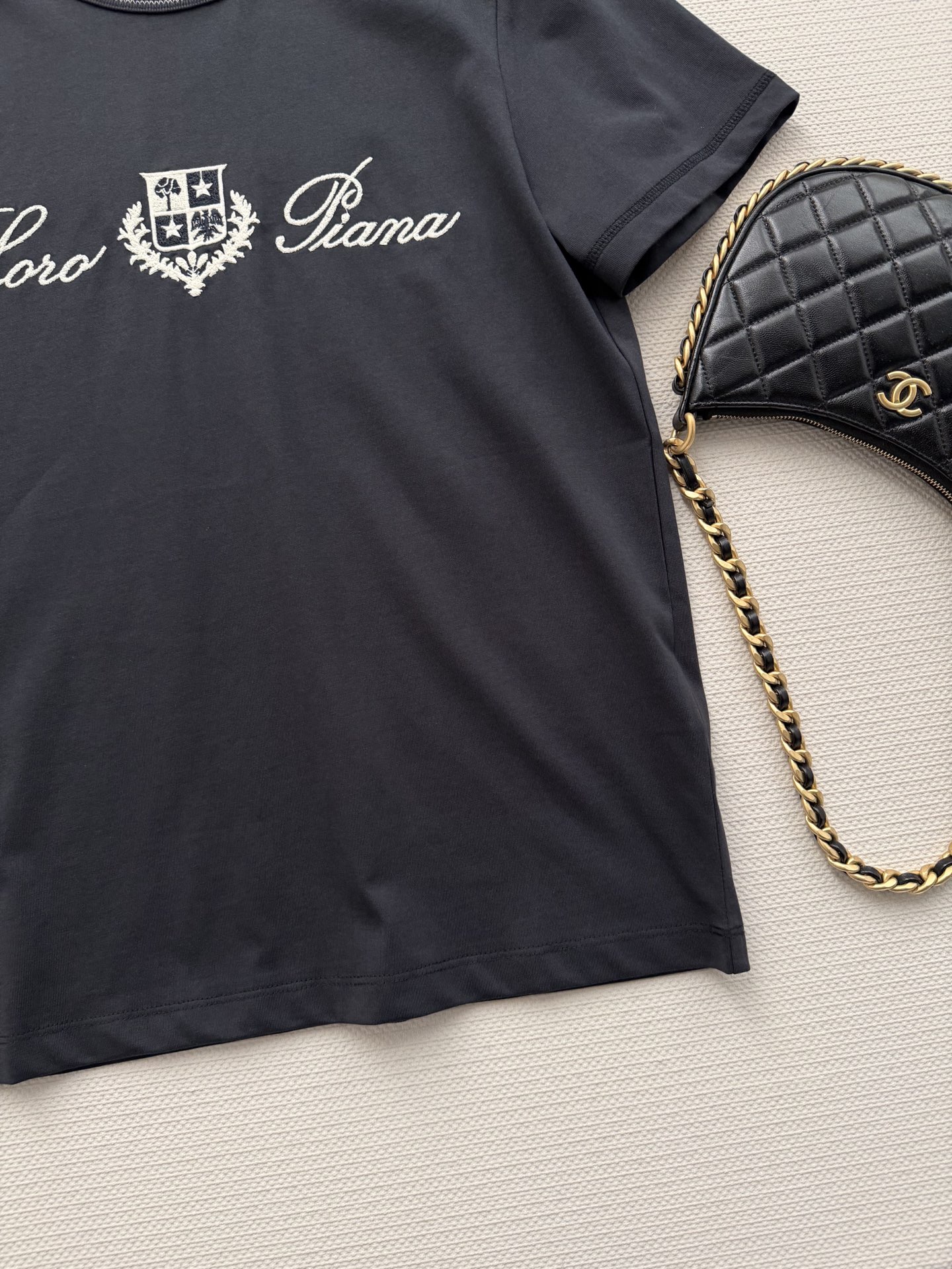 LoroPian*🆕爆款推荐——lp🌹刺绣徽章T：标志性徽章乱针刺绣很显高级，领口的特种W型针呼应刺绣，