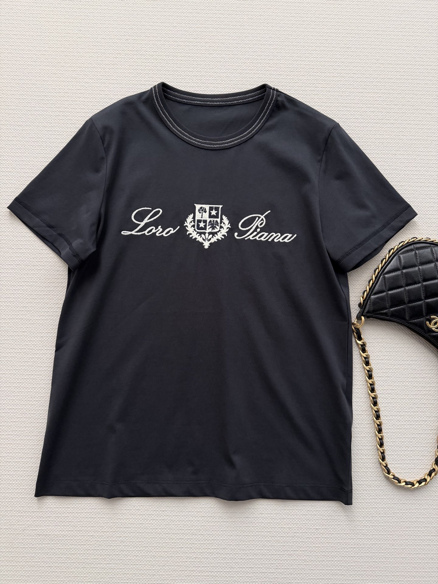 LoroPian*🆕爆款推荐——lp🌹刺绣徽章T：标志性徽章乱针刺绣很显高级，领口的特种W型针呼应刺绣，
