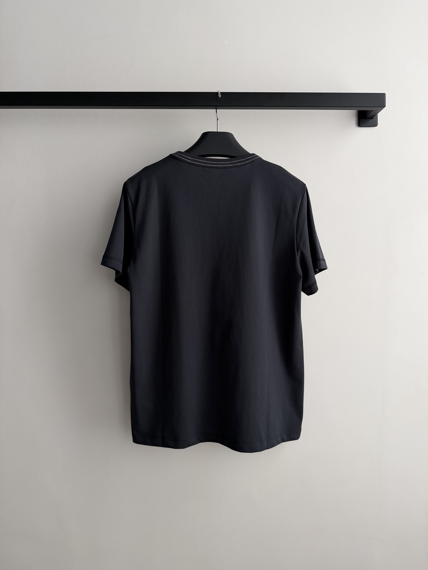 LoroPian*🆕爆款推荐——lp🌹刺绣徽章T：标志性徽章乱针刺绣很显高级，领口的特种W型针呼应刺绣，