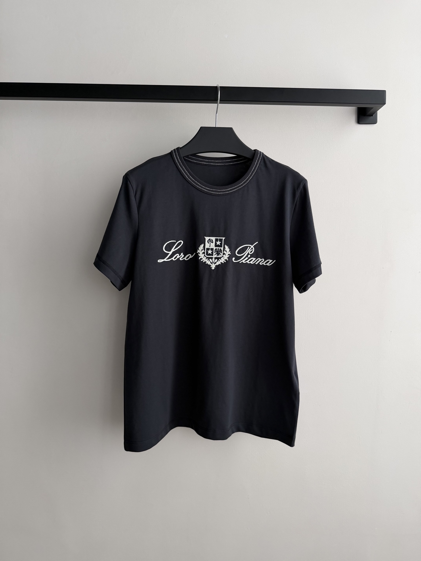 LoroPian*🆕爆款推荐——lp🌹刺绣徽章T：标志性徽章乱针刺绣很显高级，领口的特种W型针呼应刺绣，