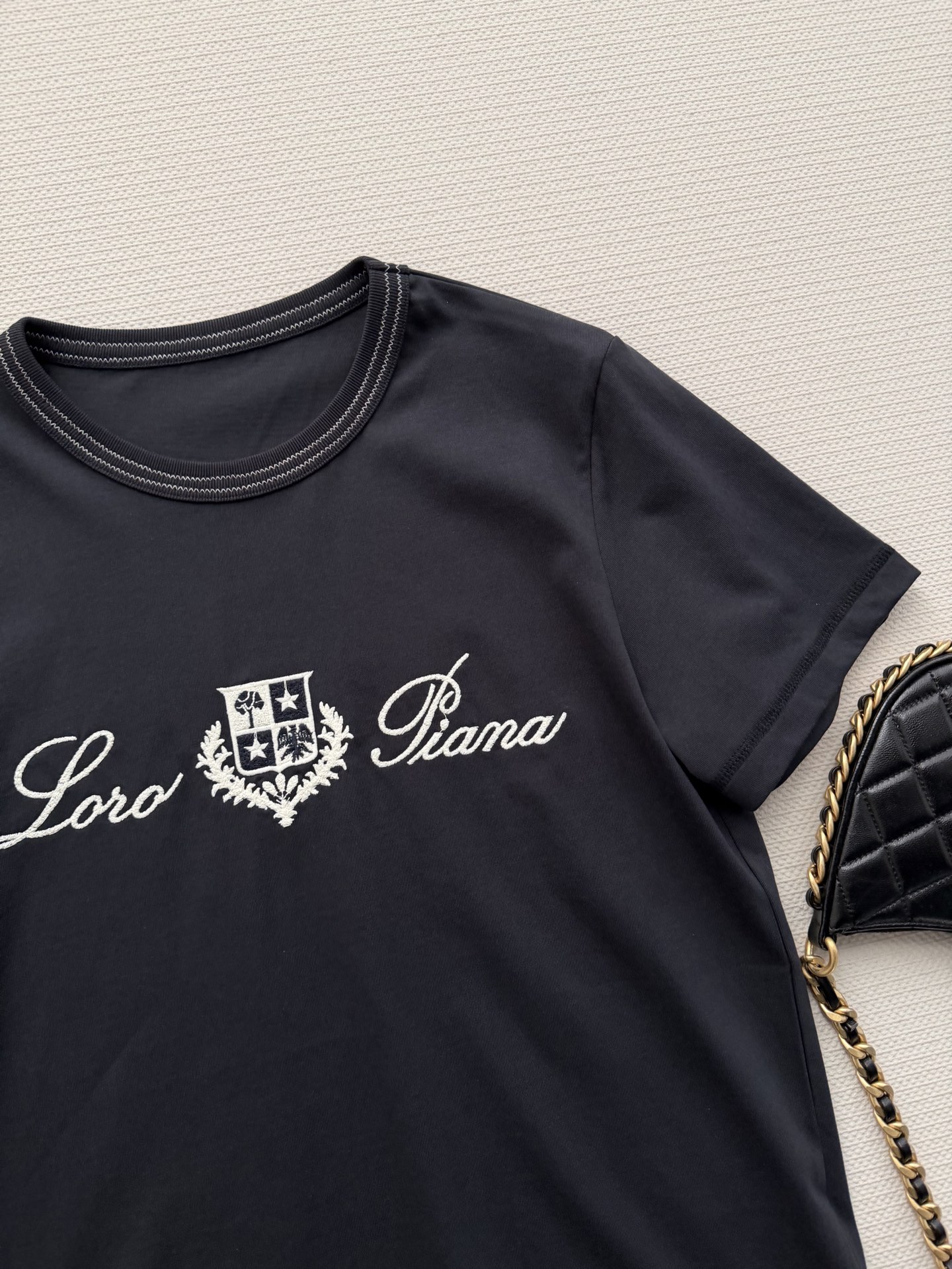 LoroPian*🆕爆款推荐——lp🌹刺绣徽章T：标志性徽章乱针刺绣很显高级，领口的特种W型针呼应刺绣，