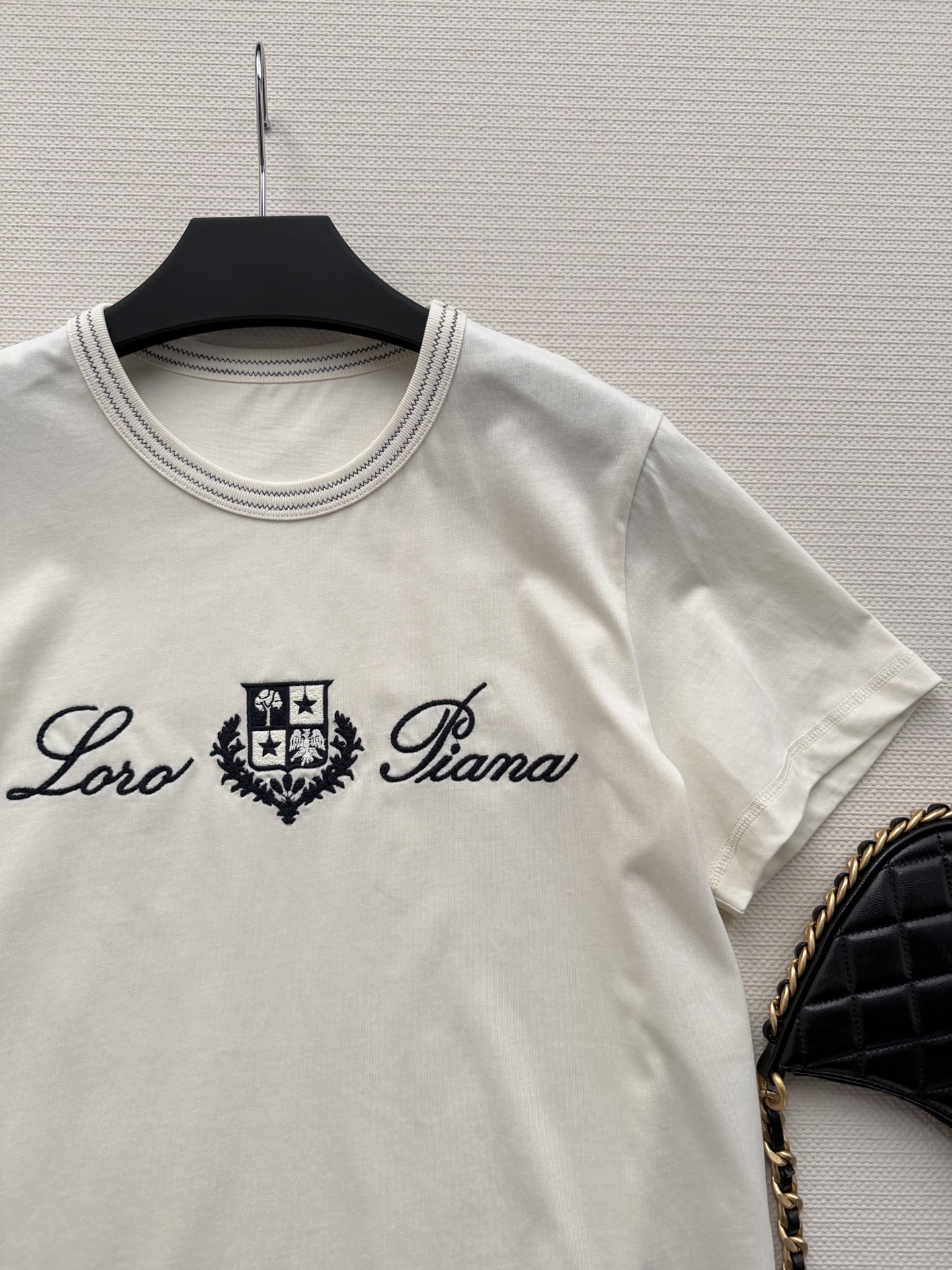 LoroPian*🆕爆款推荐——lp🌹刺绣徽章T：标志性徽章乱针刺绣很显高级，领口的特种W型针呼应刺绣，