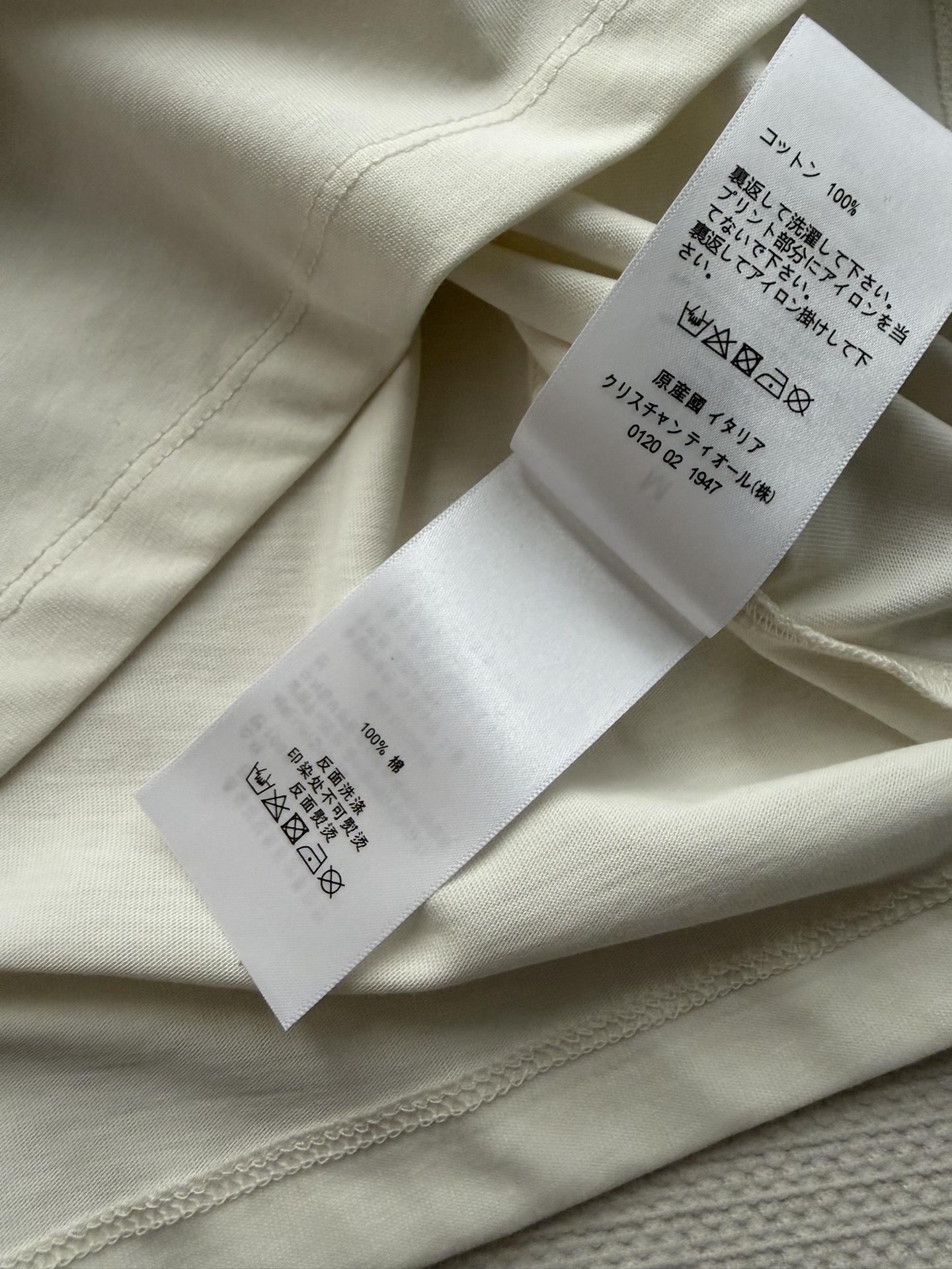 LoroPian*🆕爆款推荐——lp🌹刺绣徽章T：标志性徽章乱针刺绣很显高级，领口的特种W型针呼应刺绣，