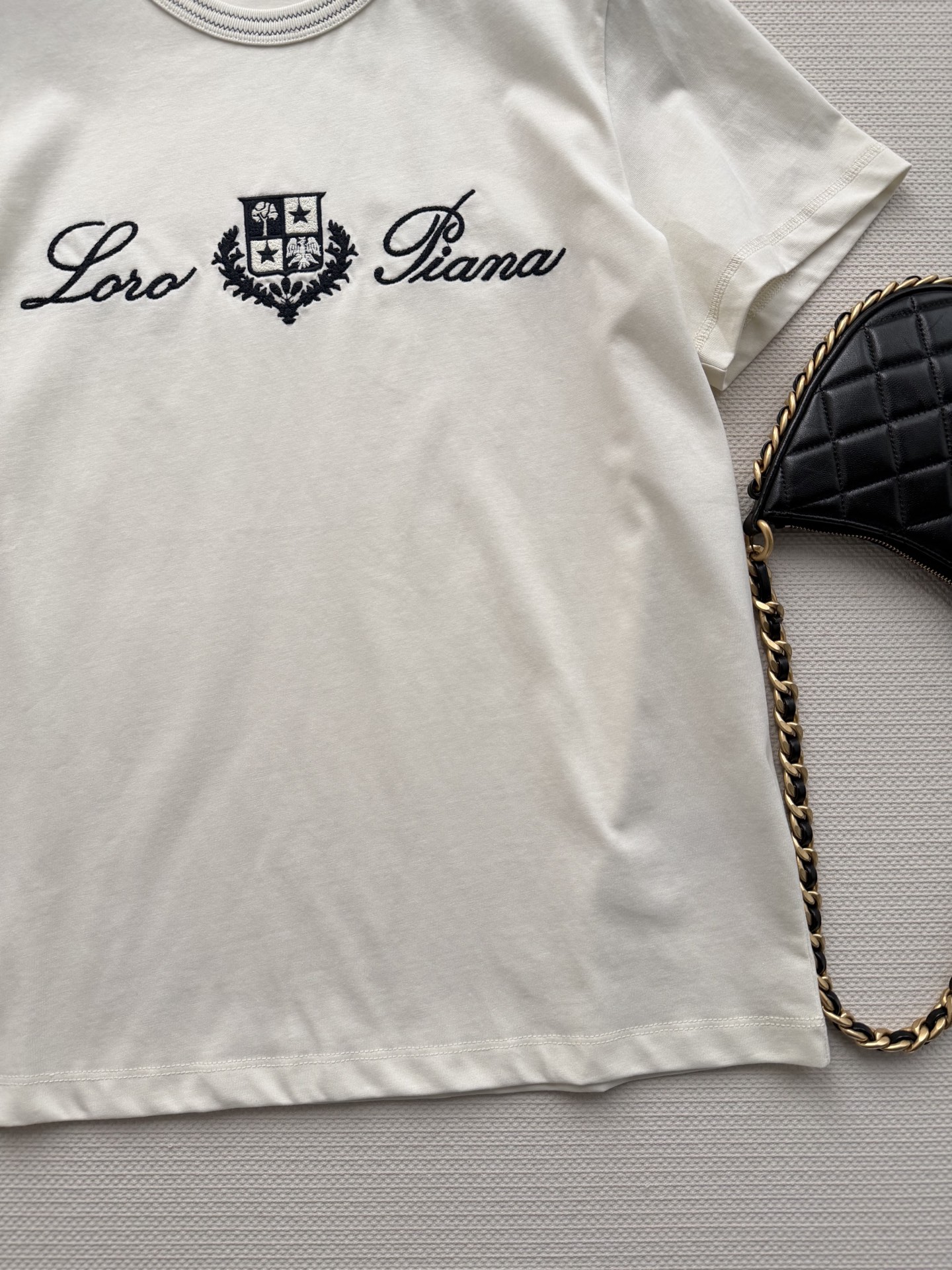 LoroPian*🆕爆款推荐——lp🌹刺绣徽章T：标志性徽章乱针刺绣很显高级，领口的特种W型针呼应刺绣，