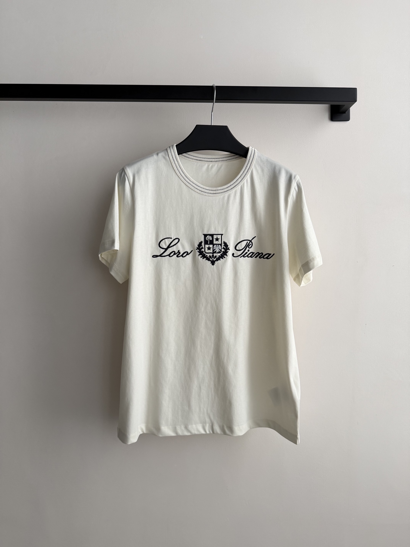 LoroPian*🆕爆款推荐——lp🌹刺绣徽章T：标志性徽章乱针刺绣很显高级，领口的特种W型针呼应刺绣，