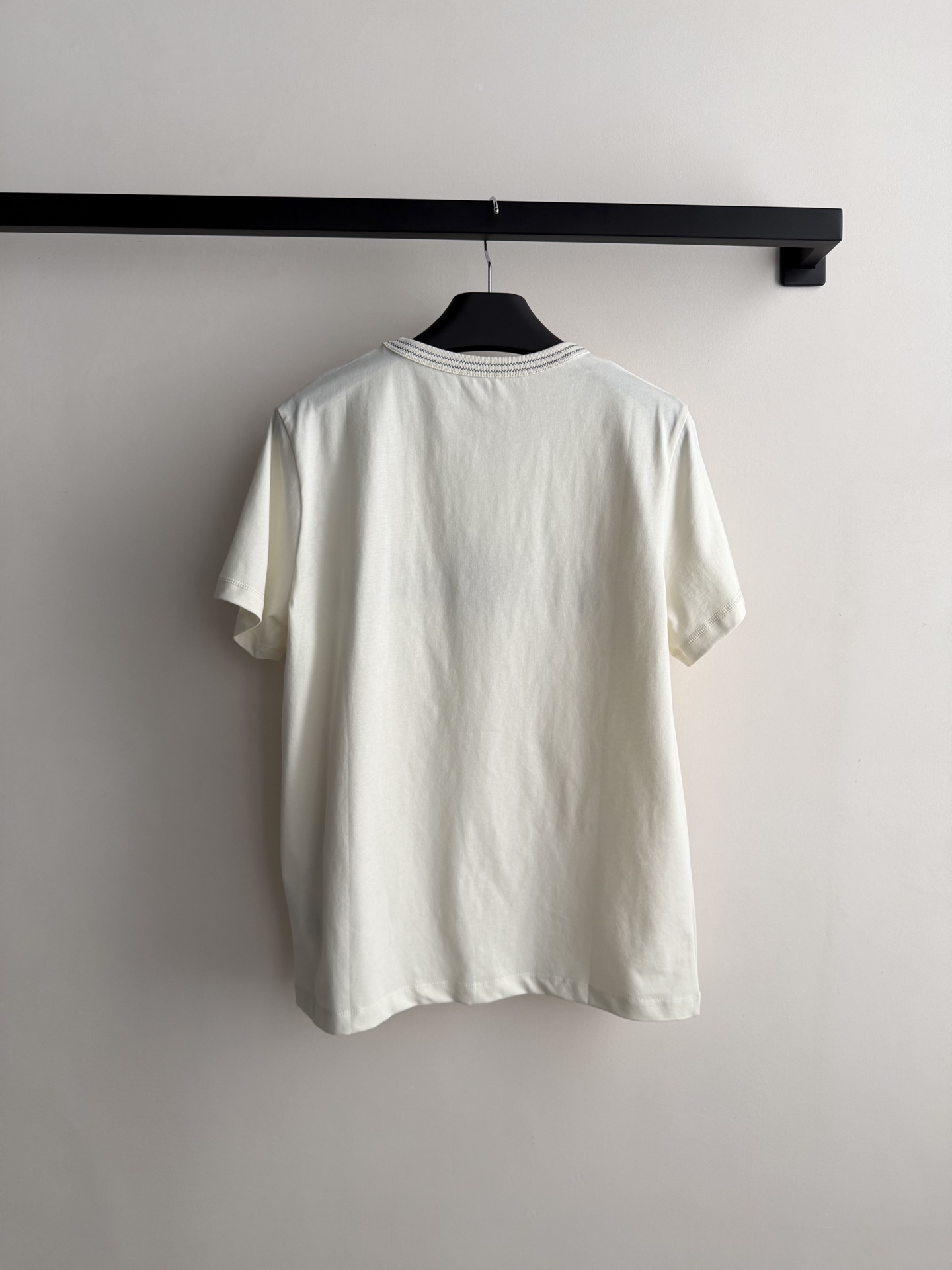 LoroPian*🆕爆款推荐——lp🌹刺绣徽章T：标志性徽章乱针刺绣很显高级，领口的特种W型针呼应刺绣，