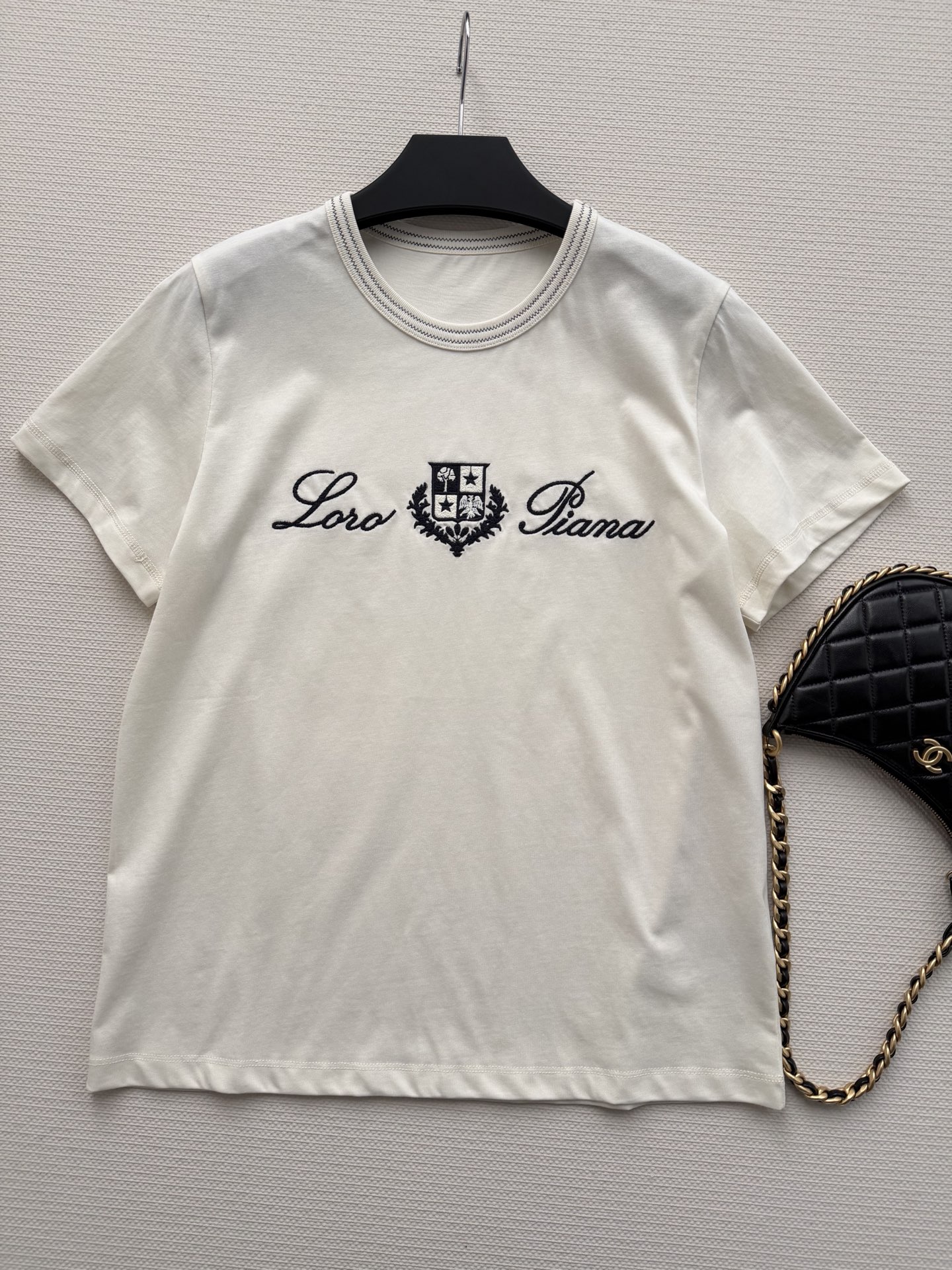 LoroPian*🆕爆款推荐——lp🌹刺绣徽章T：标志性徽章乱针刺绣很显高级，领口的特种W型针呼应刺绣，