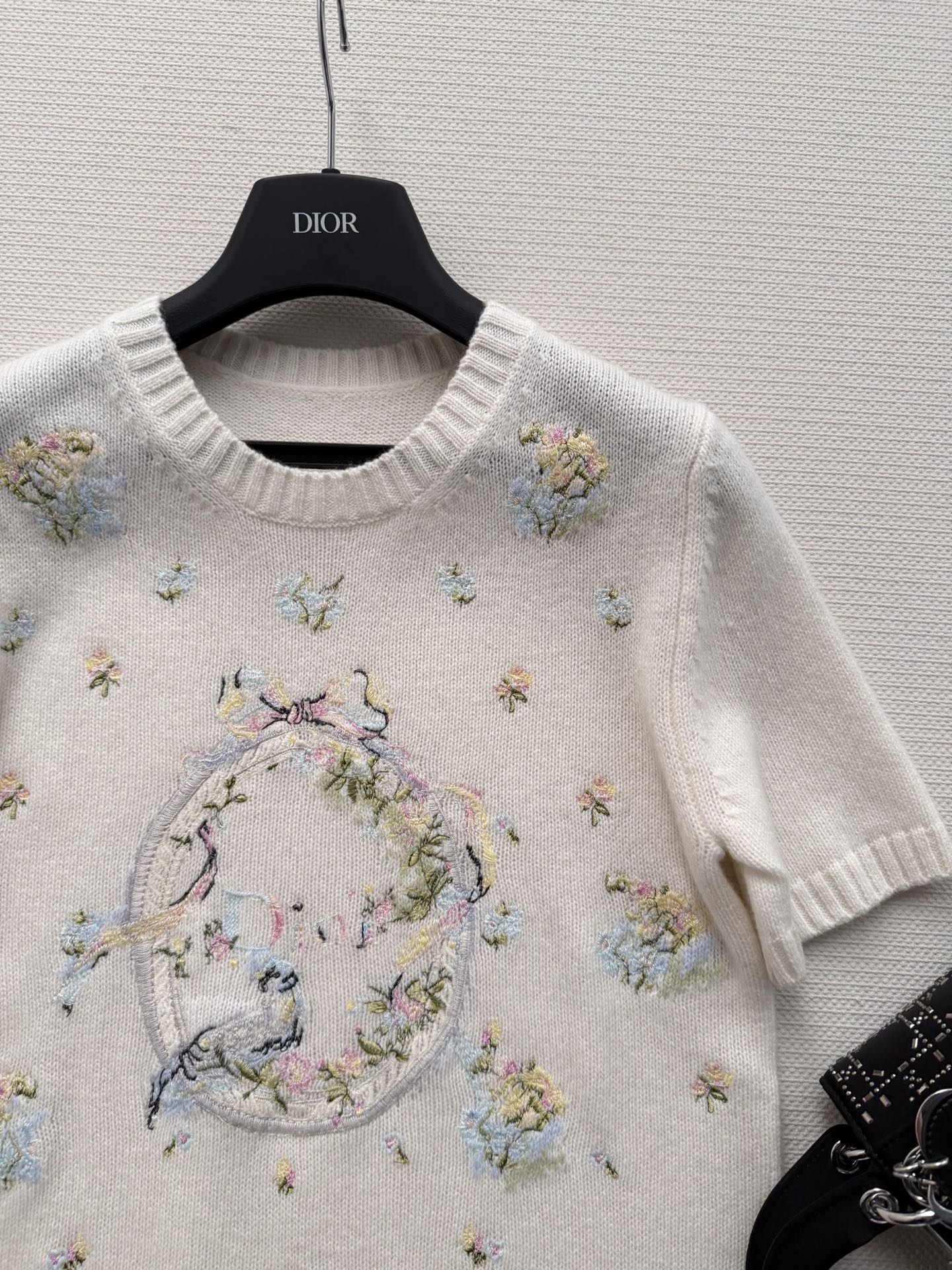Dio*🆕2026春夏系列花卉刺绣针织短袖，采用高品质羊绒，柔软舒适，白色主调搭配精致花卉刺绣，细节满满