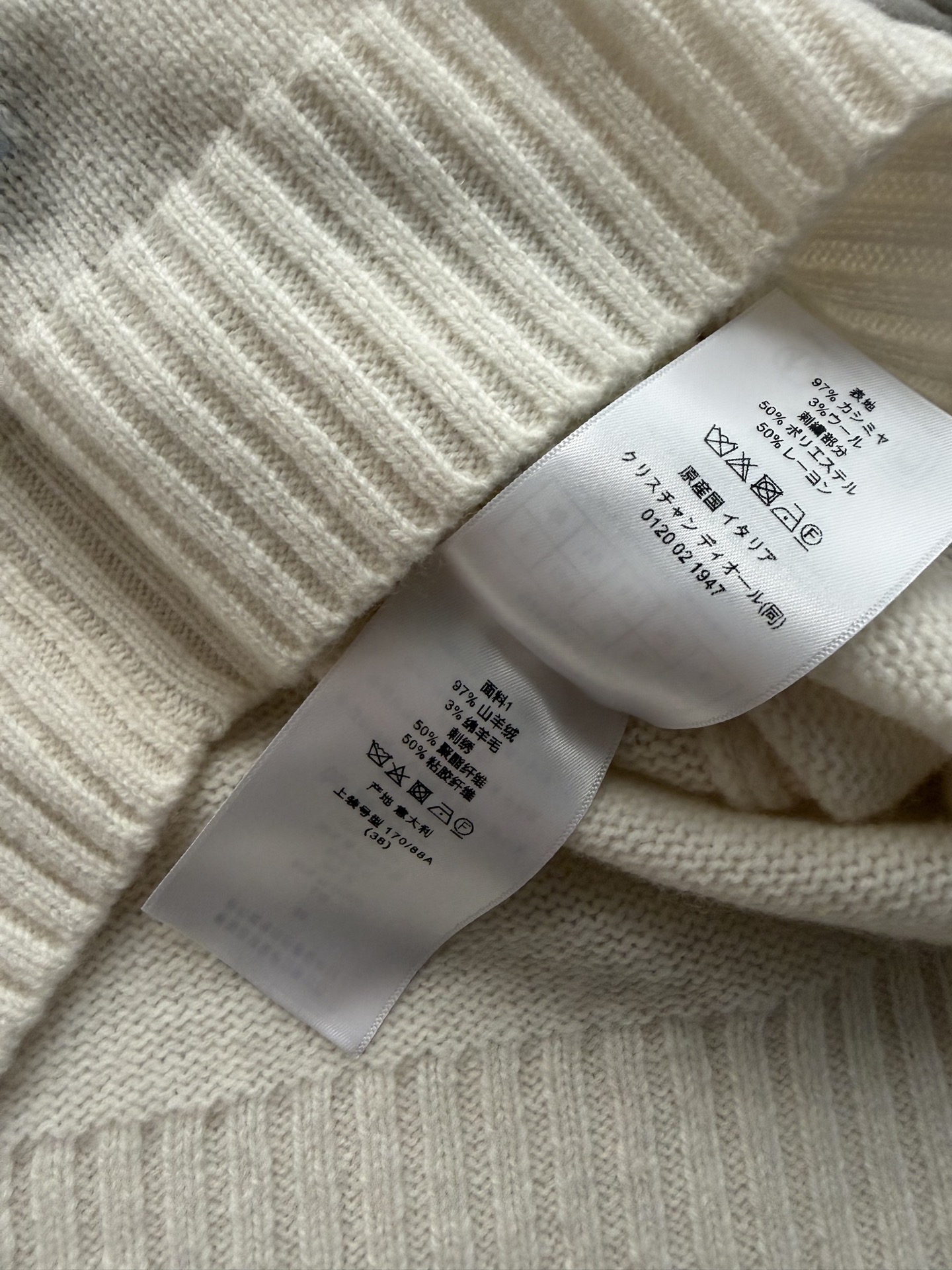 Dio*🆕2026春夏系列花卉刺绣针织短袖，采用高品质羊绒，柔软舒适，白色主调搭配精致花卉刺绣，细节满满