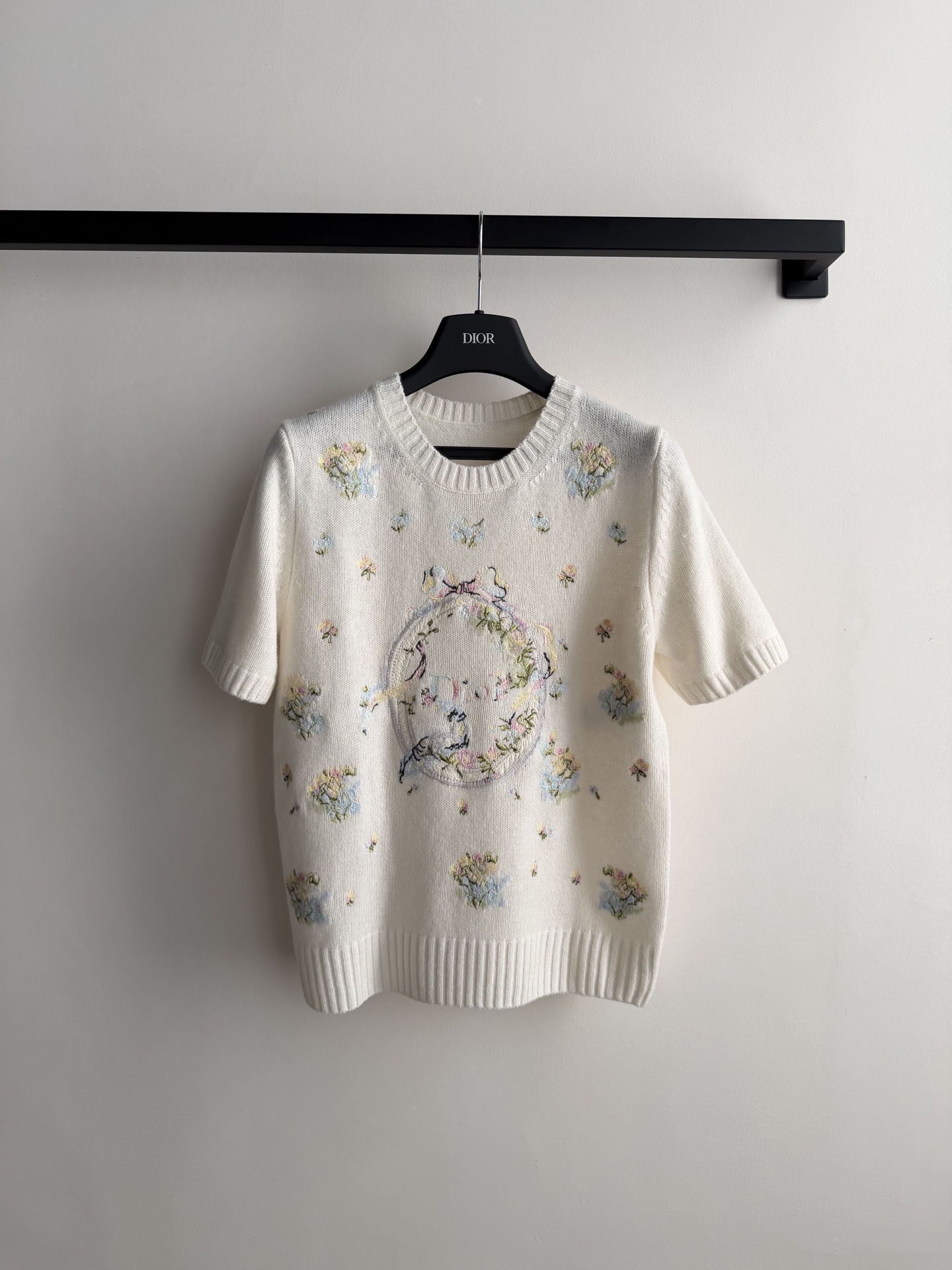 Dio*🆕2026春夏系列花卉刺绣针织短袖，采用高品质羊绒，柔软舒适，白色主调搭配精致花卉刺绣，细节满满