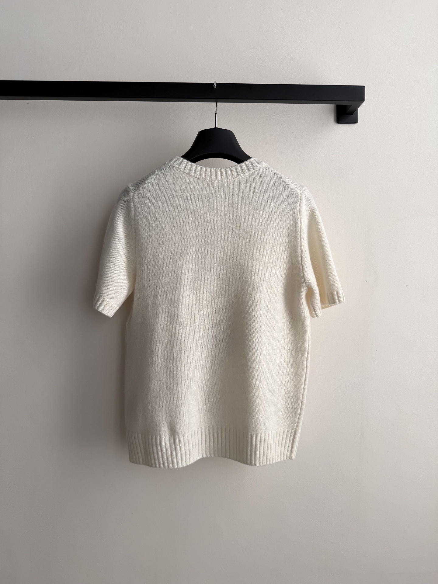 Dio*🆕2026春夏系列花卉刺绣针织短袖，采用高品质羊绒，柔软舒适，白色主调搭配精致花卉刺绣，细节满满