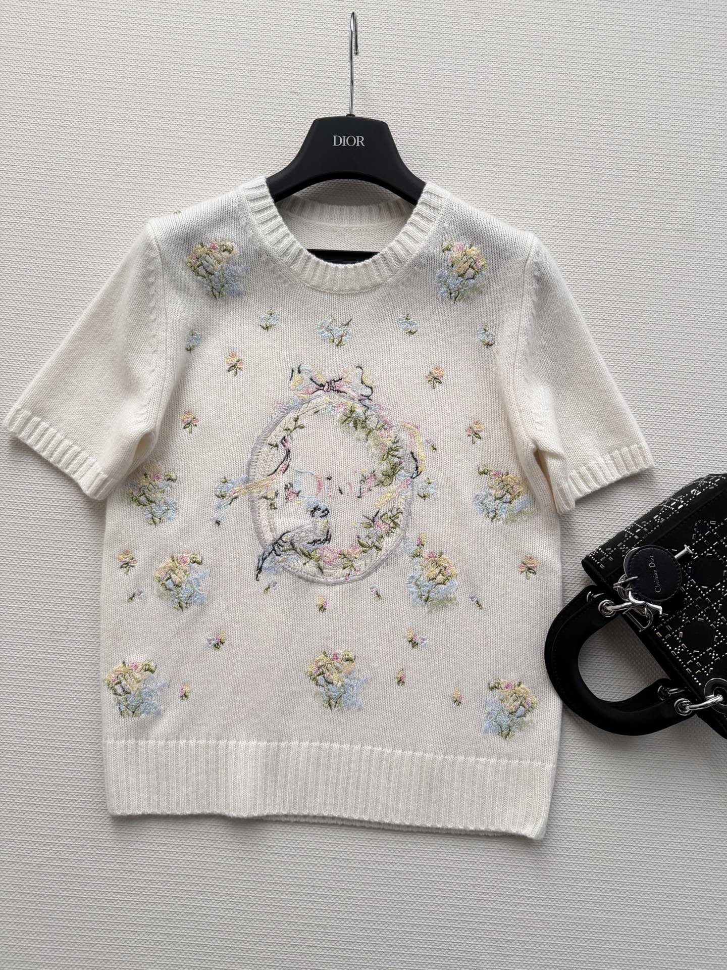 Dio*🆕2026春夏系列花卉刺绣针织短袖，采用高品质羊绒，柔软舒适，白色主调搭配精致花卉刺绣，细节满满