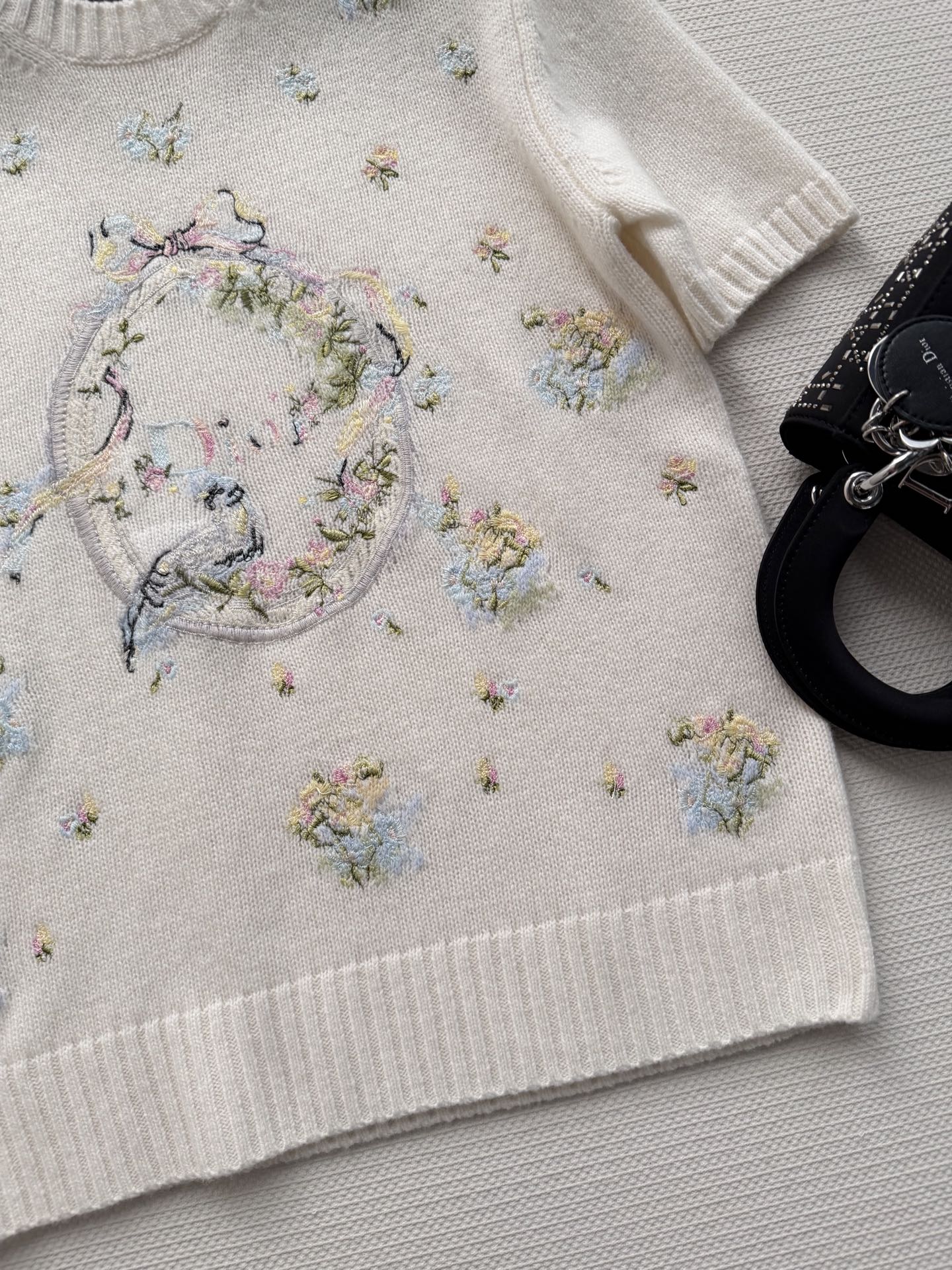 Dio*🆕2026春夏系列花卉刺绣针织短袖，采用高品质羊绒，柔软舒适，白色主调搭配精致花卉刺绣，细节满满