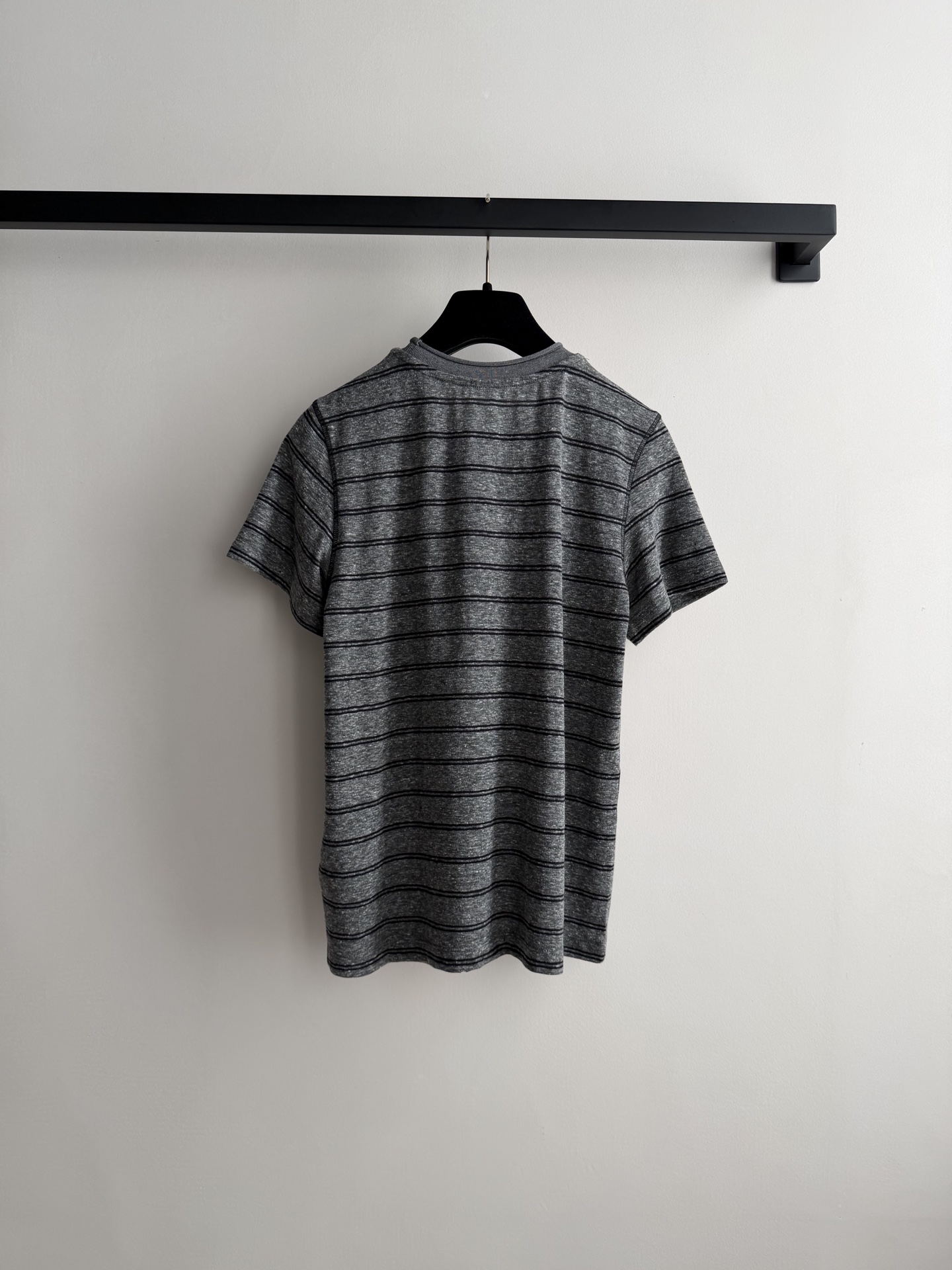 Chane*🆕小香中古系列——小香深灰条纹T：深花灰的深灰条纹自带高级滤镜，胸口的立体小香logo刺绣低