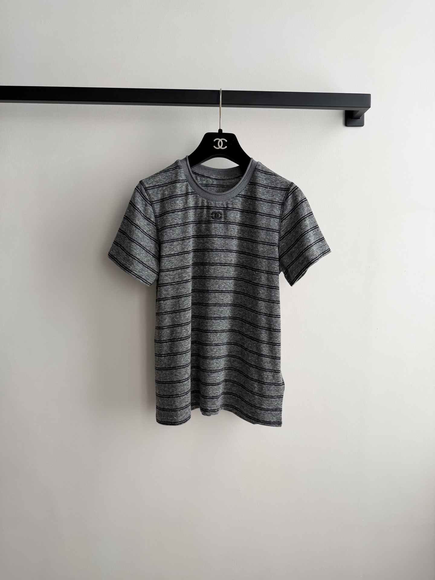 Chane*🆕小香中古系列——小香深灰条纹T：深花灰的深灰条纹自带高级滤镜，胸口的立体小香logo刺绣低