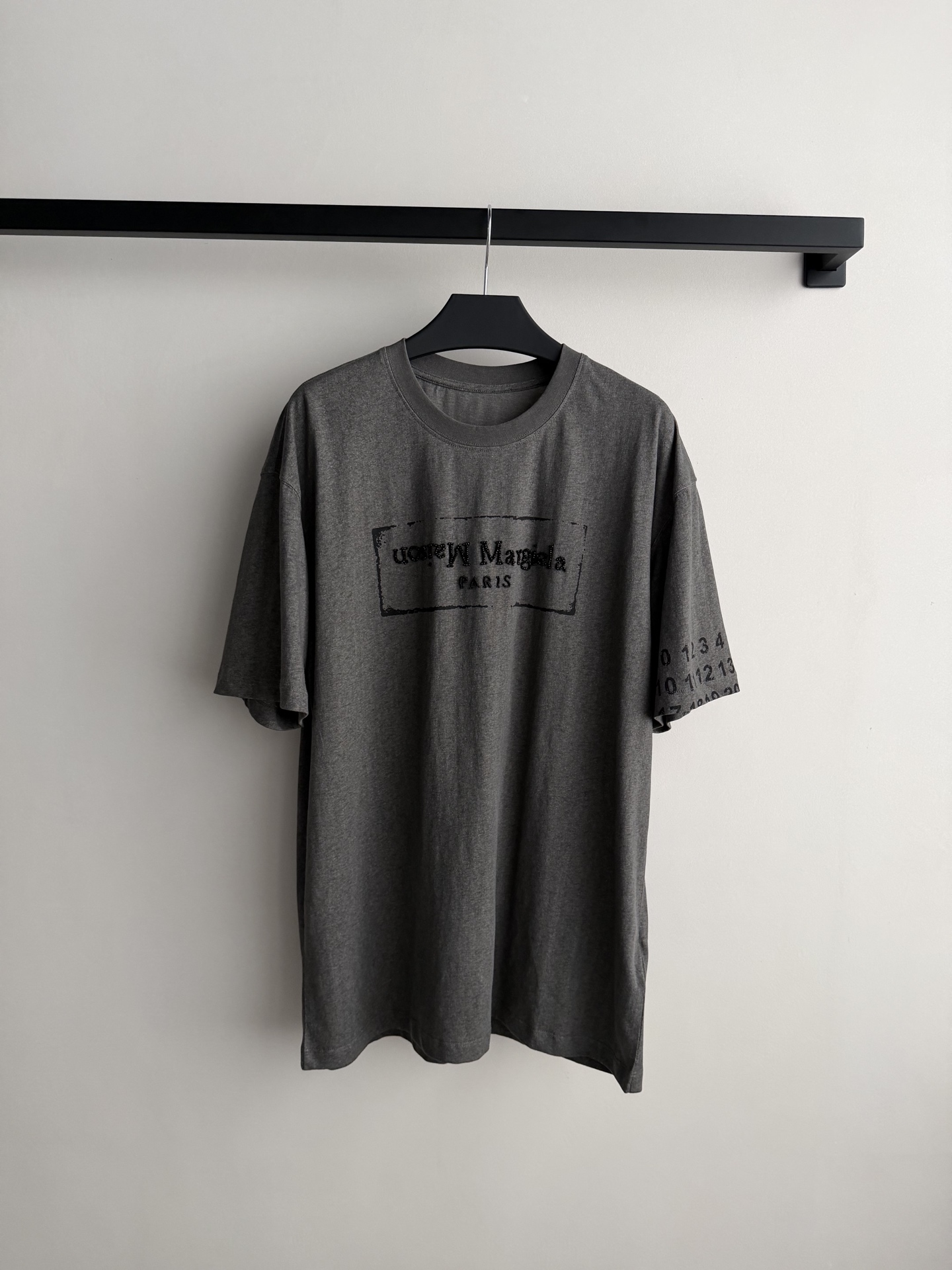MM6爆款——马吉拉钉珠洗水T：超甜酷的一款oversize T，多次洗水效果的叠加使得纹理特别高级又复