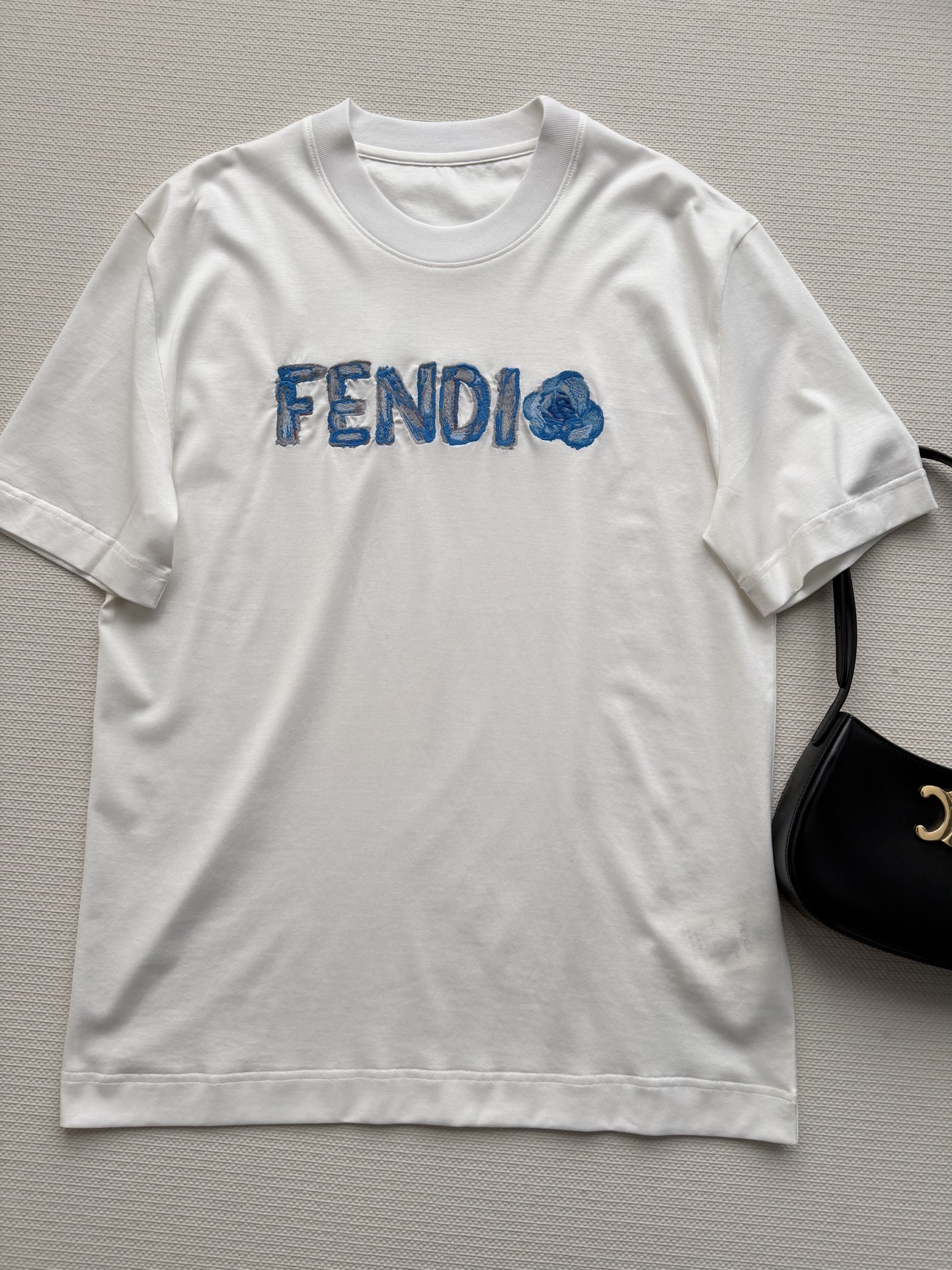 Fend*🆕2026春夏T恤，白色纯棉材质，柔软透气，日常穿着超舒适！正面蓝色刺绣Logo+花朵图案，辨