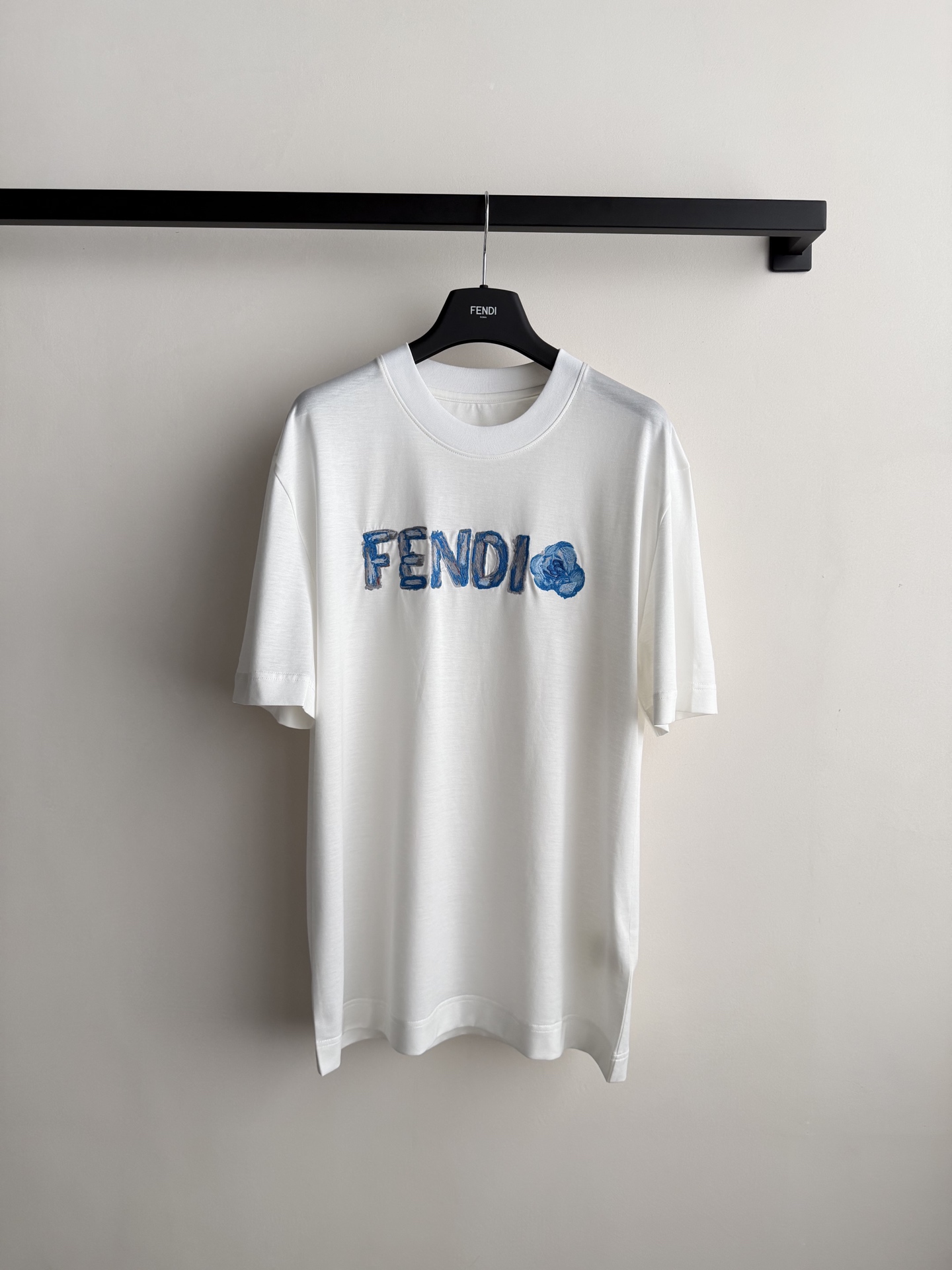 Fend*🆕2026春夏T恤，白色纯棉材质，柔软透气，日常穿着超舒适！正面蓝色刺绣Logo+花朵图案，辨