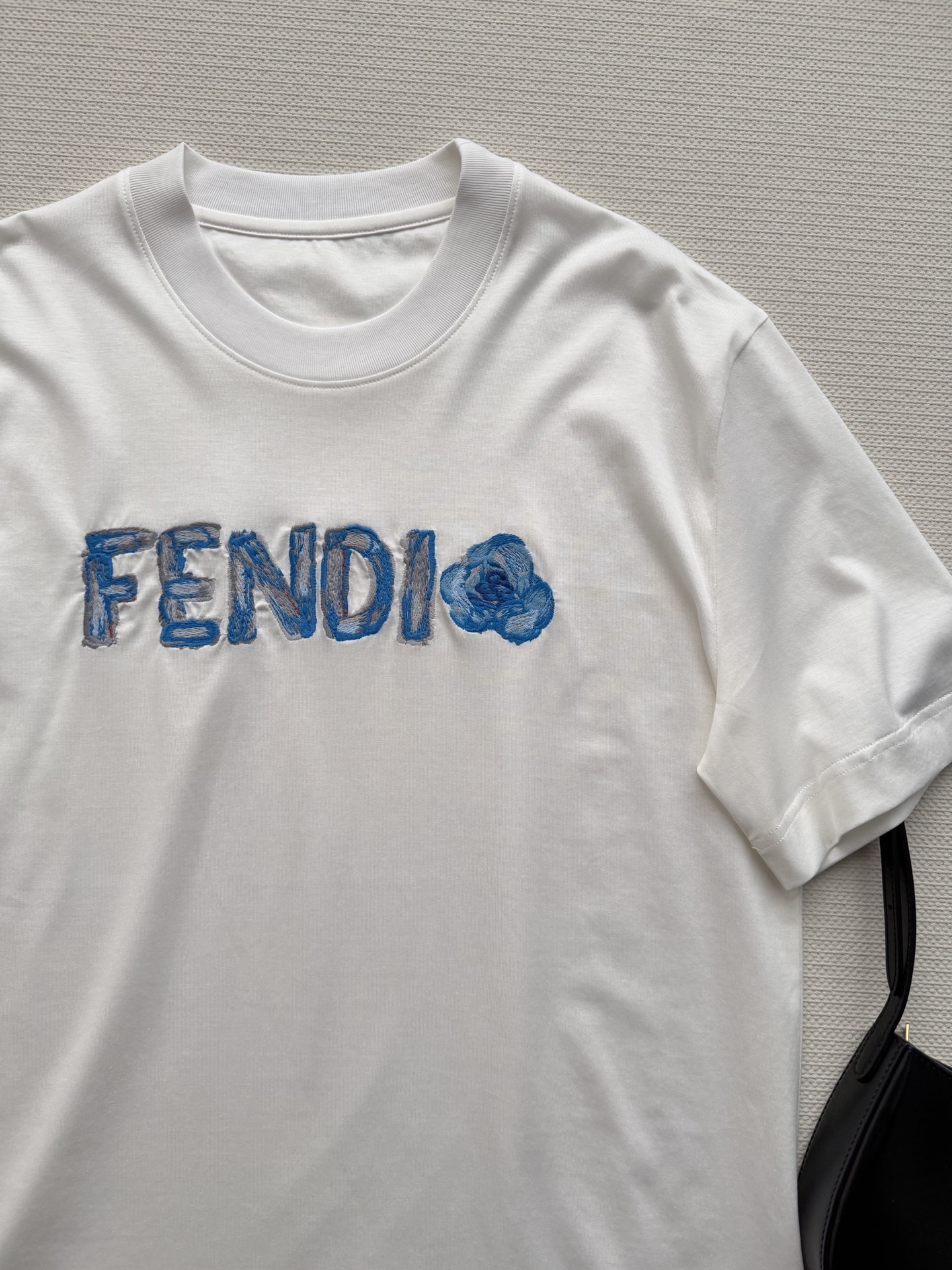 Fend*🆕2026春夏T恤，白色纯棉材质，柔软透气，日常穿着超舒适！正面蓝色刺绣Logo+花朵图案，辨