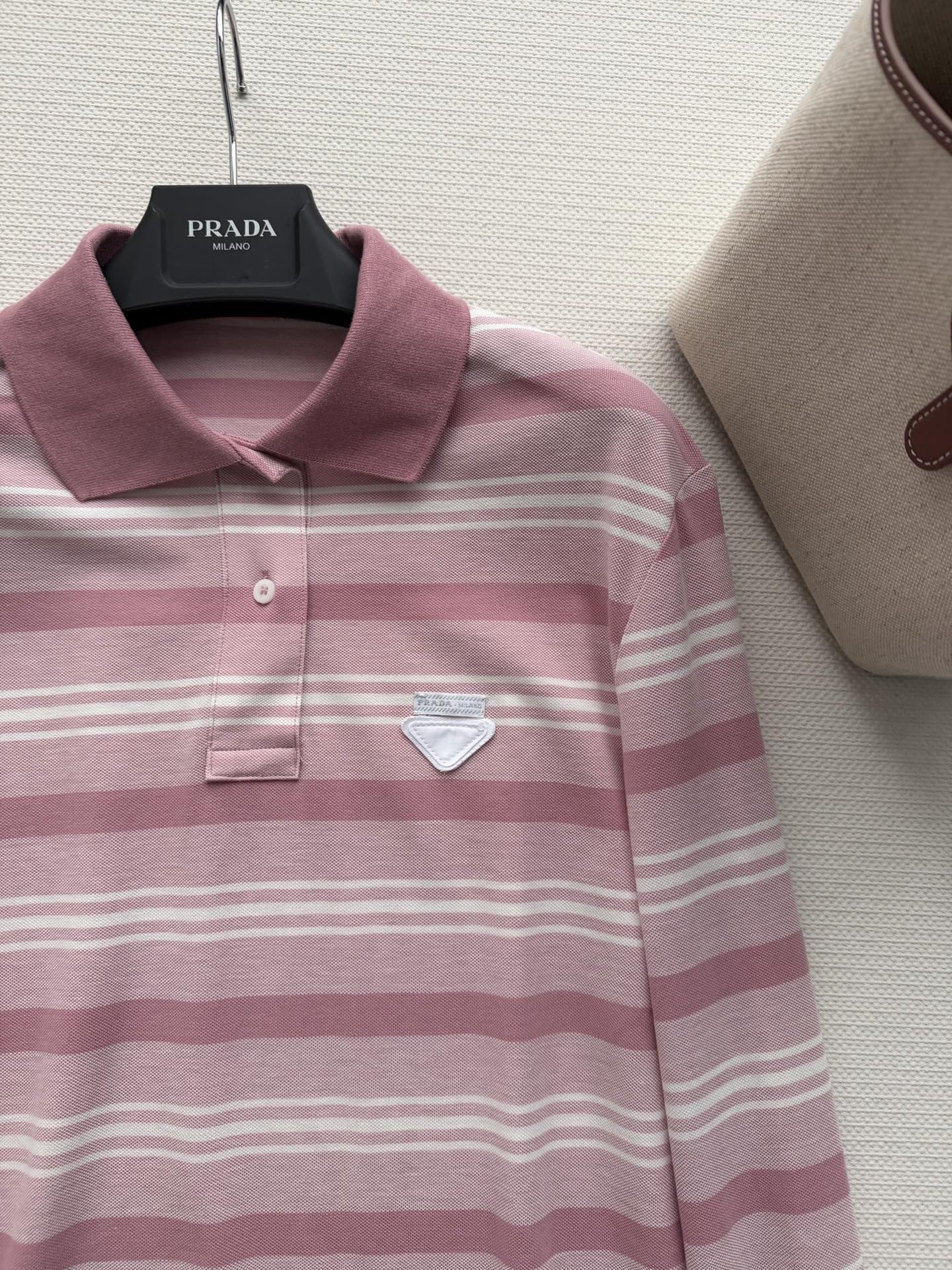 Prad*🆕26new 字母三角标珠地棉条纹翻领Polo长袖 翻领polo版型上身修饰肩颈线条，质感超赞