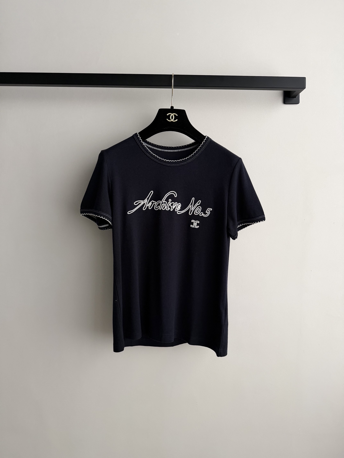 Chane*🆕小香中古系列——点点刺绣5号波浪边T：这件香香中古T完美的诠释了对复古美学的温柔致敬，复古