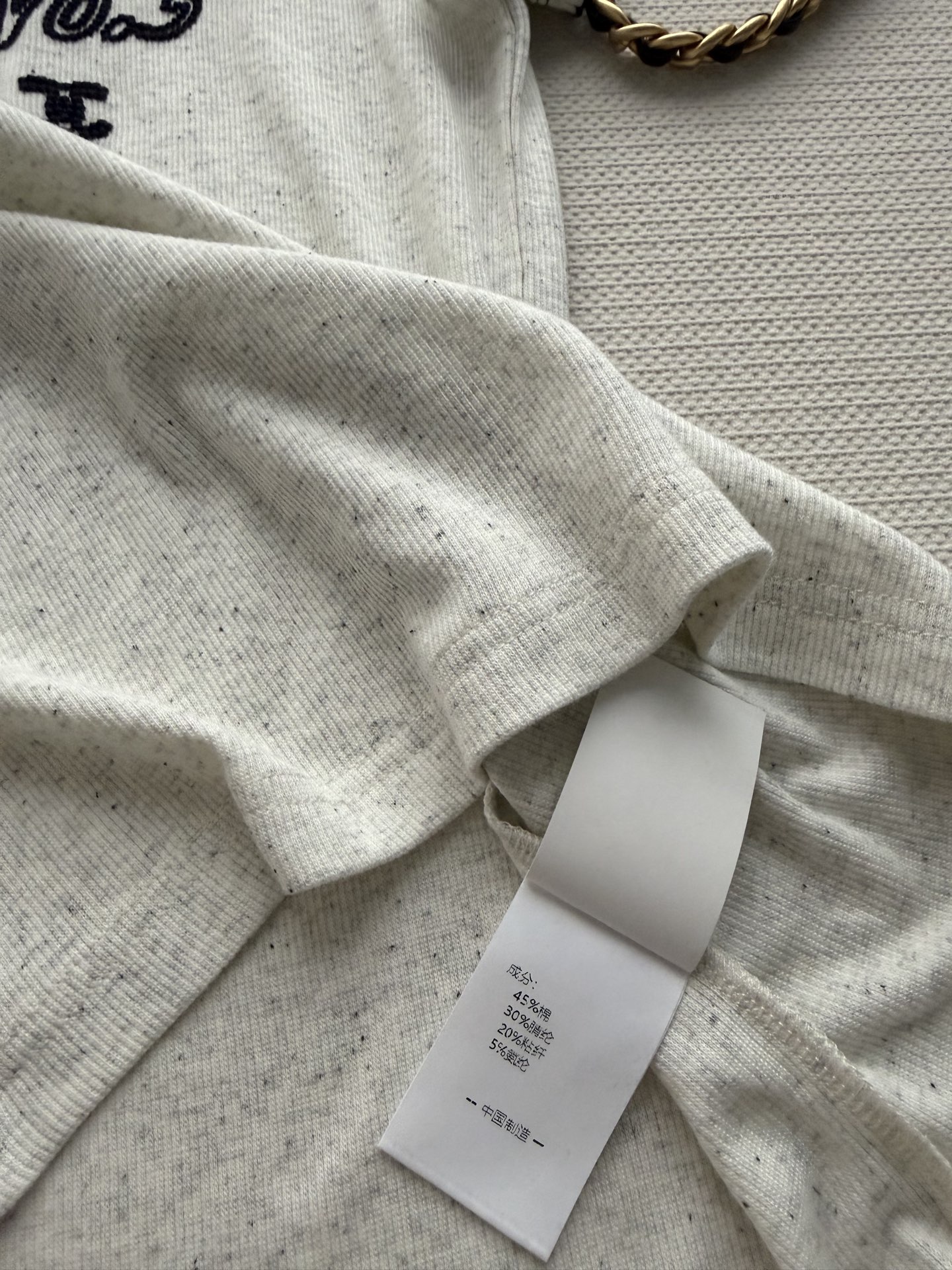 Chane*🆕小香中古系列——点点刺绣5号波浪边T：这件香香中古T完美的诠释了对复古美学的温柔致敬，复古