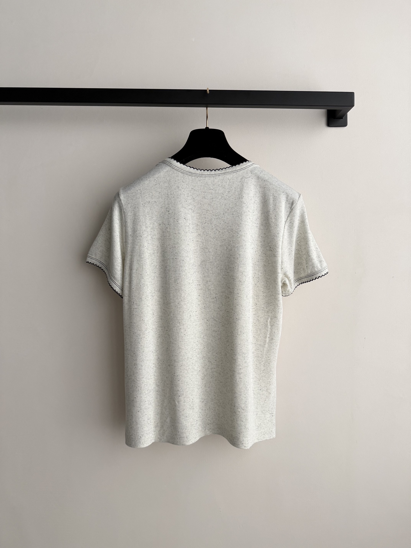 Chane*🆕小香中古系列——点点刺绣5号波浪边T：这件香香中古T完美的诠释了对复古美学的温柔致敬，复古