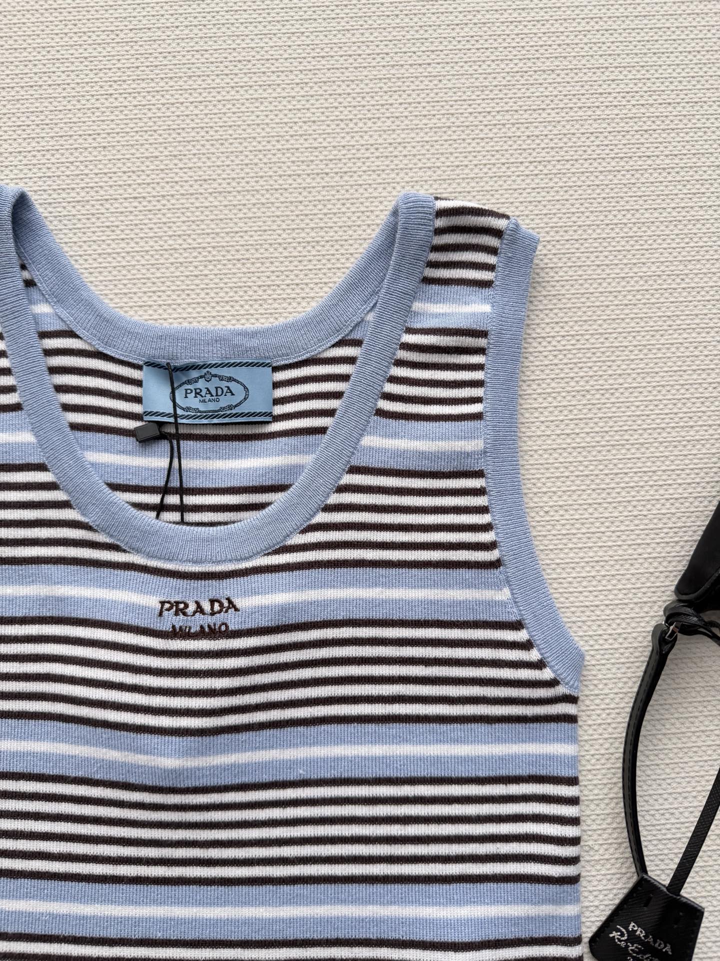 Prad*🆕26ss春夏新款撞色条纹背心，多种颜色把复古感和清新感平衡得刚刚好  定制尺寸版型 针织面料