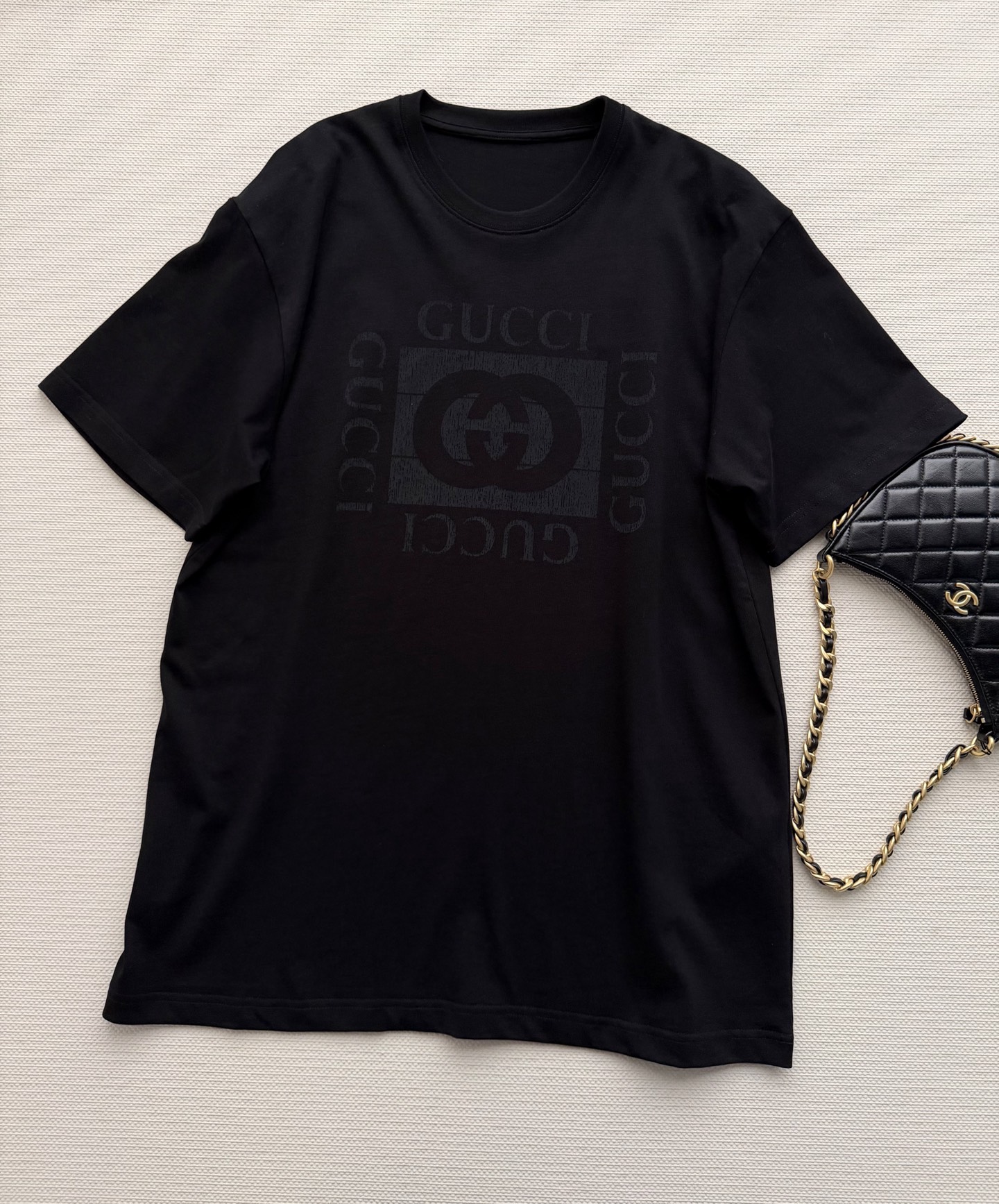 Gucc*🆕黑色短袖T恤，正面经典双G标志+品牌字母，简约又有辨识度！高品质棉料，柔软透气，夏天穿超舒服